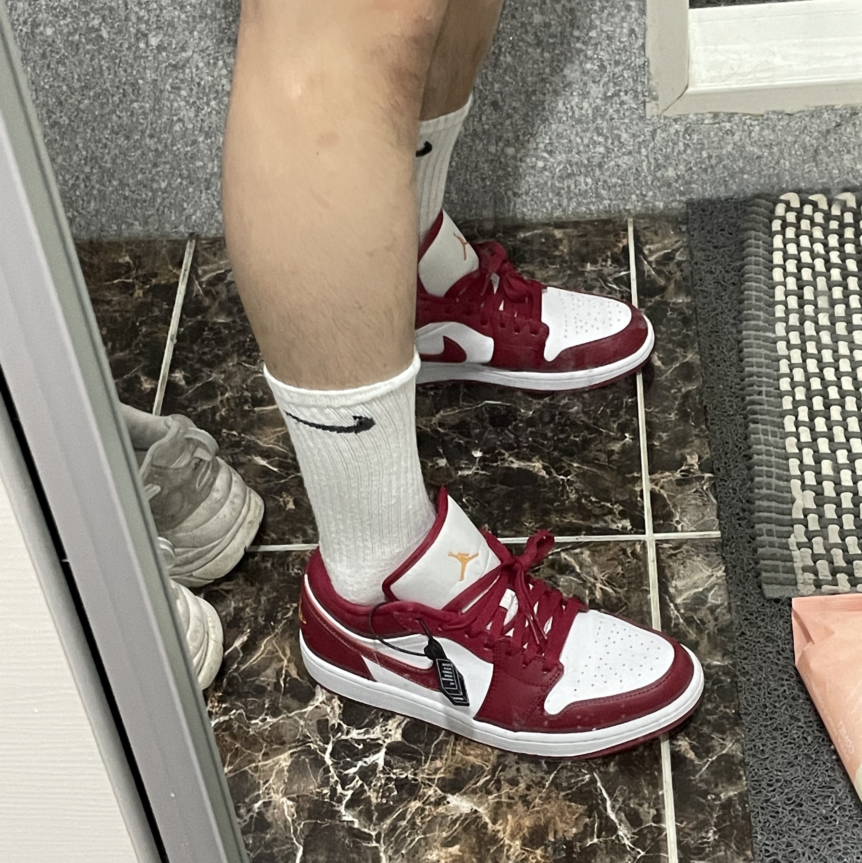Jordan 1 Low Cardinal Red 착용 스타일 - 2