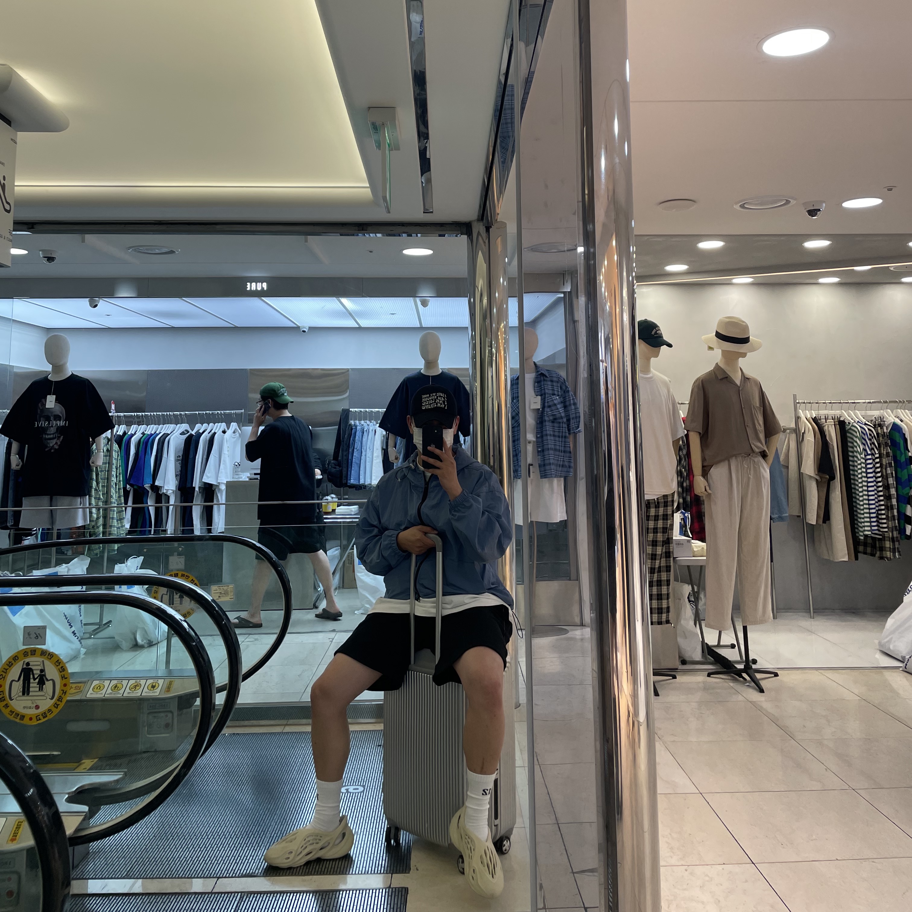 Adidas Yeezy Foam RNNR Sand 착용 스타일