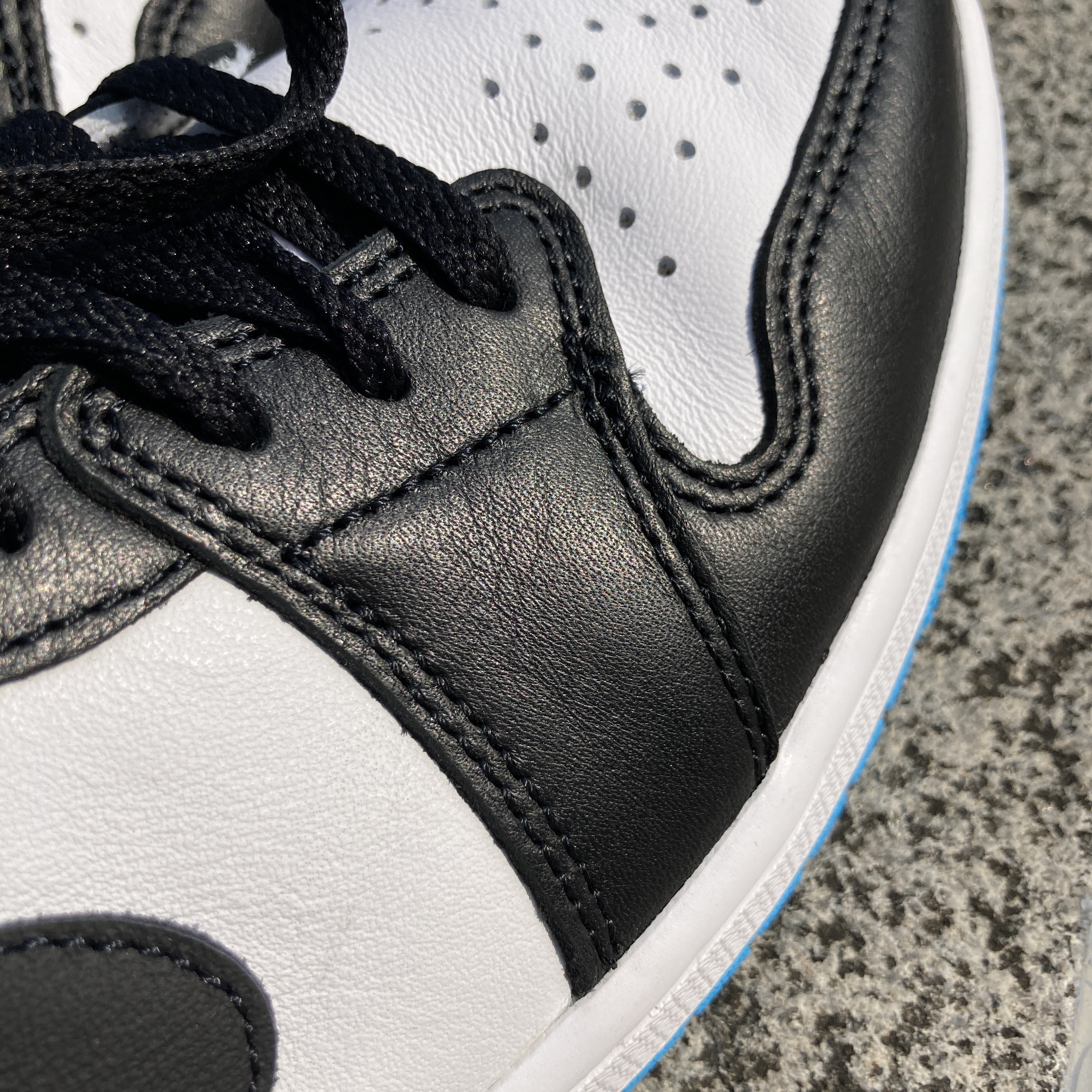 Jordan 1 Retro Low OG Black and Dark Powder Blue 착용 스타일 - 3