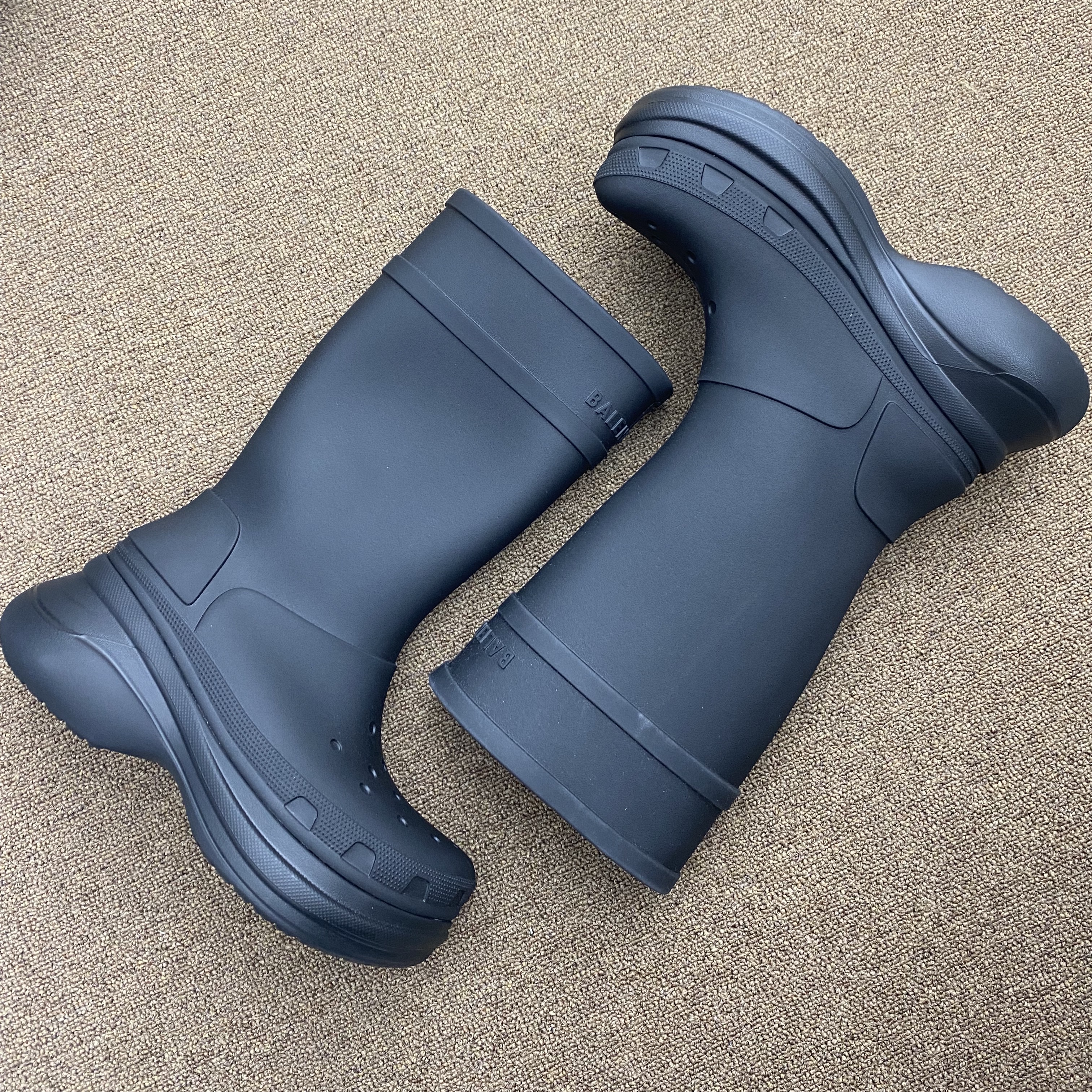 Balenciaga x Crocs Rubber Boot Grey 착용 스타일