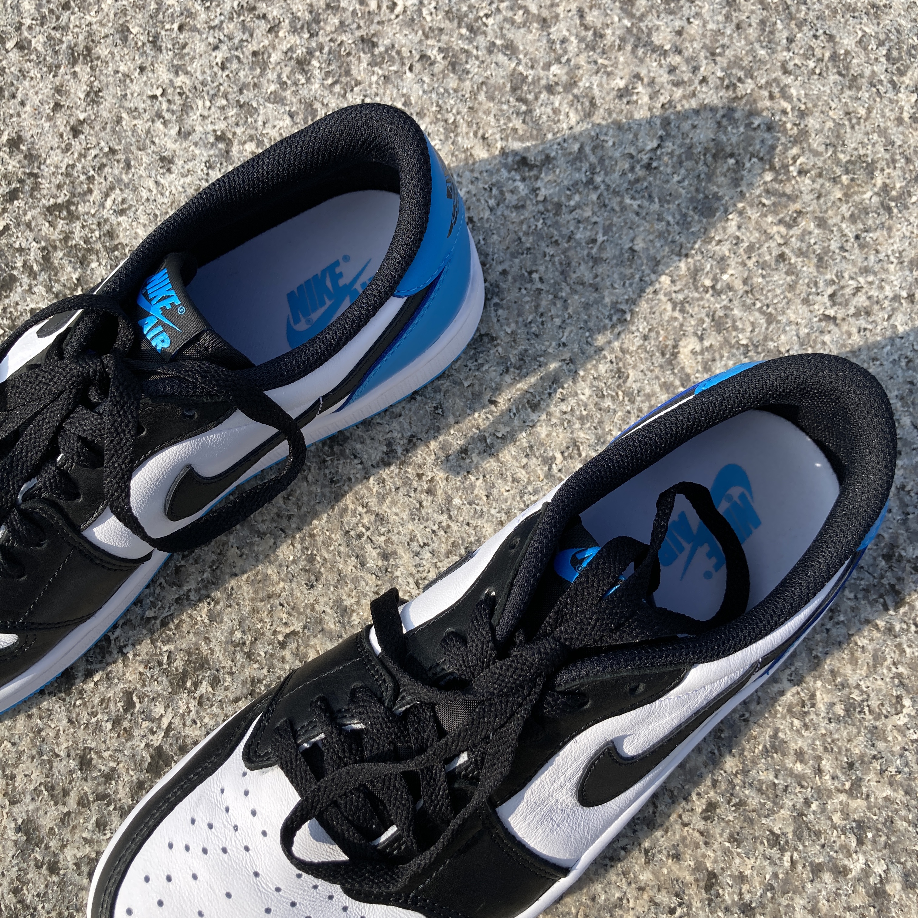 Jordan 1 Retro Low OG Black and Dark Powder Blue 착용 스타일 - 2