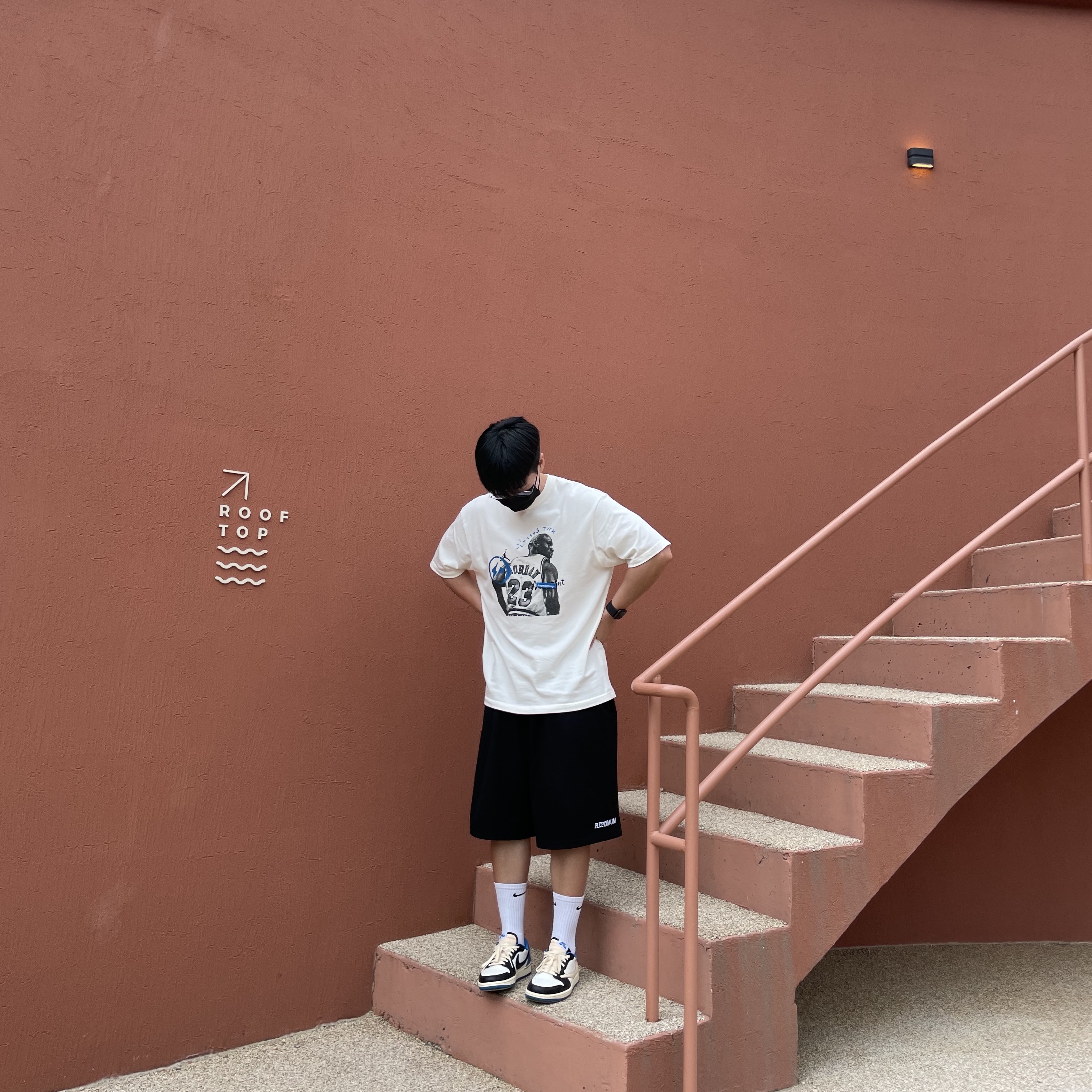 Jordan 1 x Travis Scott x Fragment Retro Low OG SP Military Blue, Jordan x Travis Scott x Fragment T-Shirt Sail (DJ0619-133) 착용 스타일