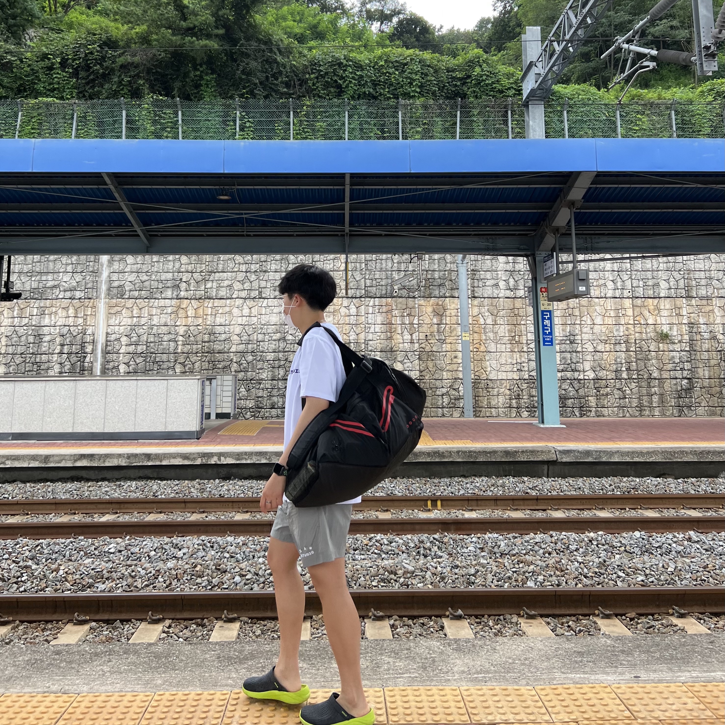 IAB Studio T-Shirt White Navy - 22FW, IAB Studio Woven Shorts Gray 착용 스타일 - 2