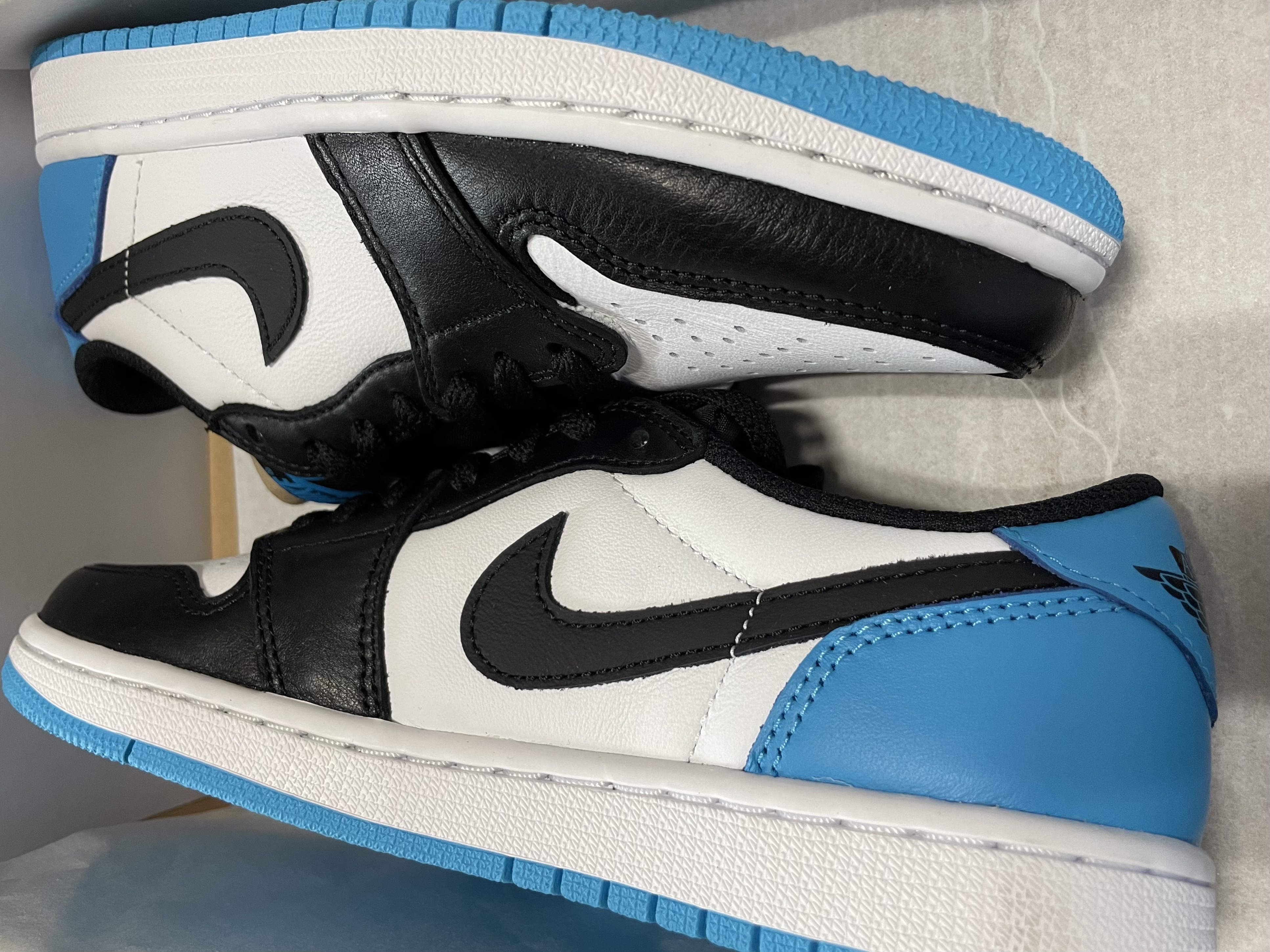 Jordan 1 Retro Low OG Black and Dark Powder Blue 착용 스타일