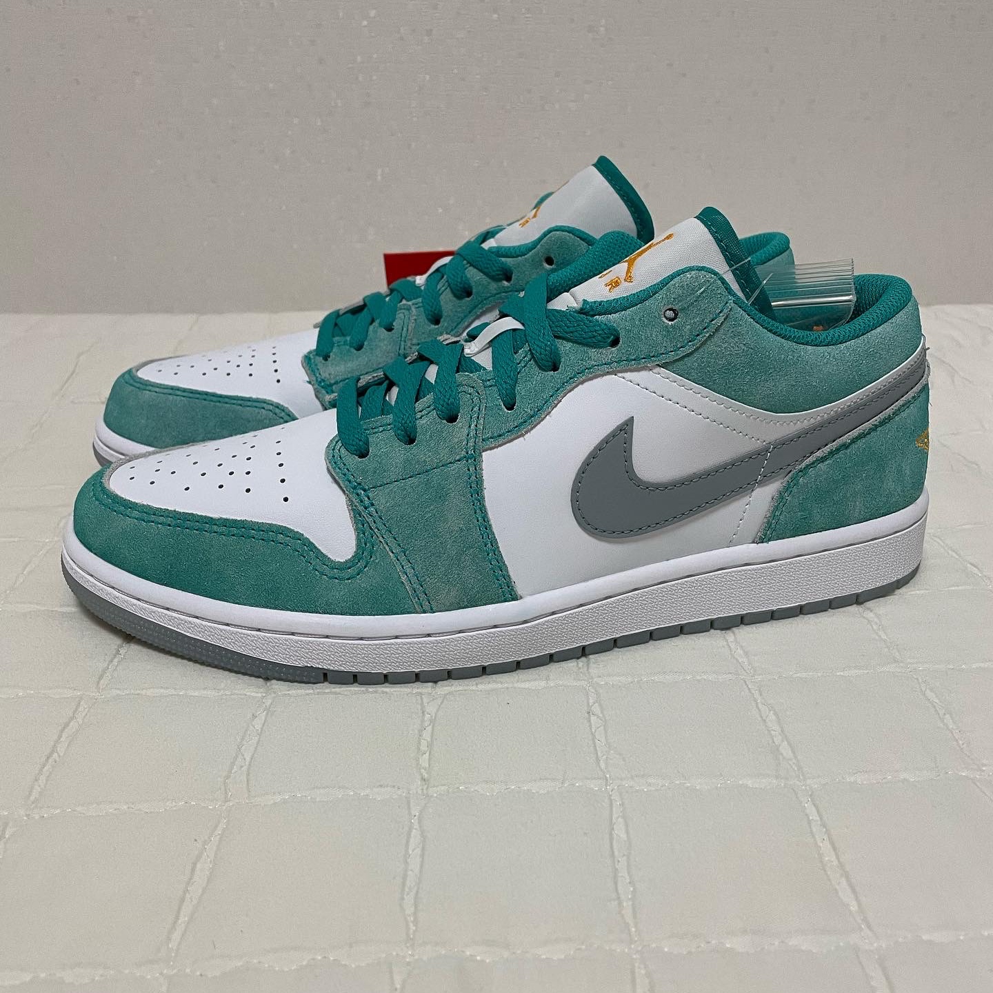 Jordan 1 Low SE New Emerald 착용 스타일 - 1