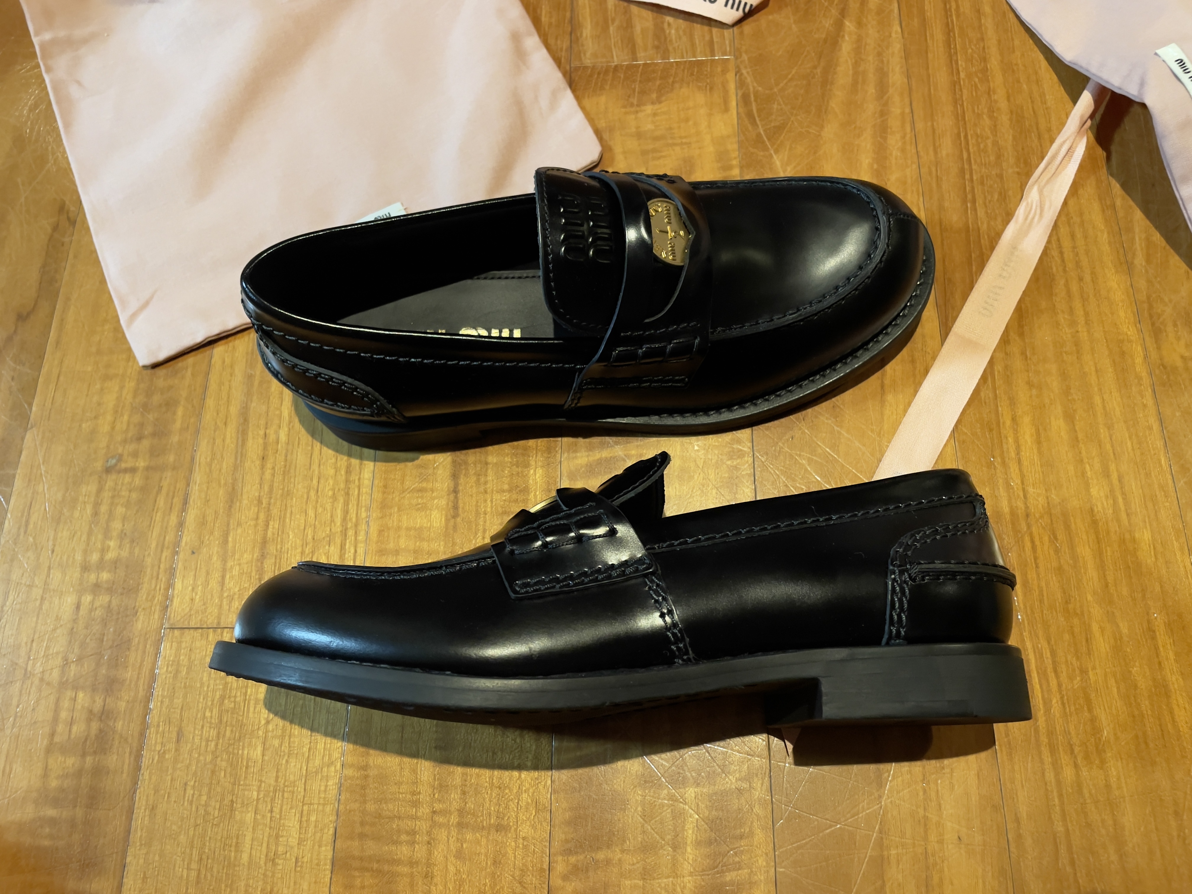 (W) Miu Miu Leather Penny Loafers Black 착용 스타일 - 2