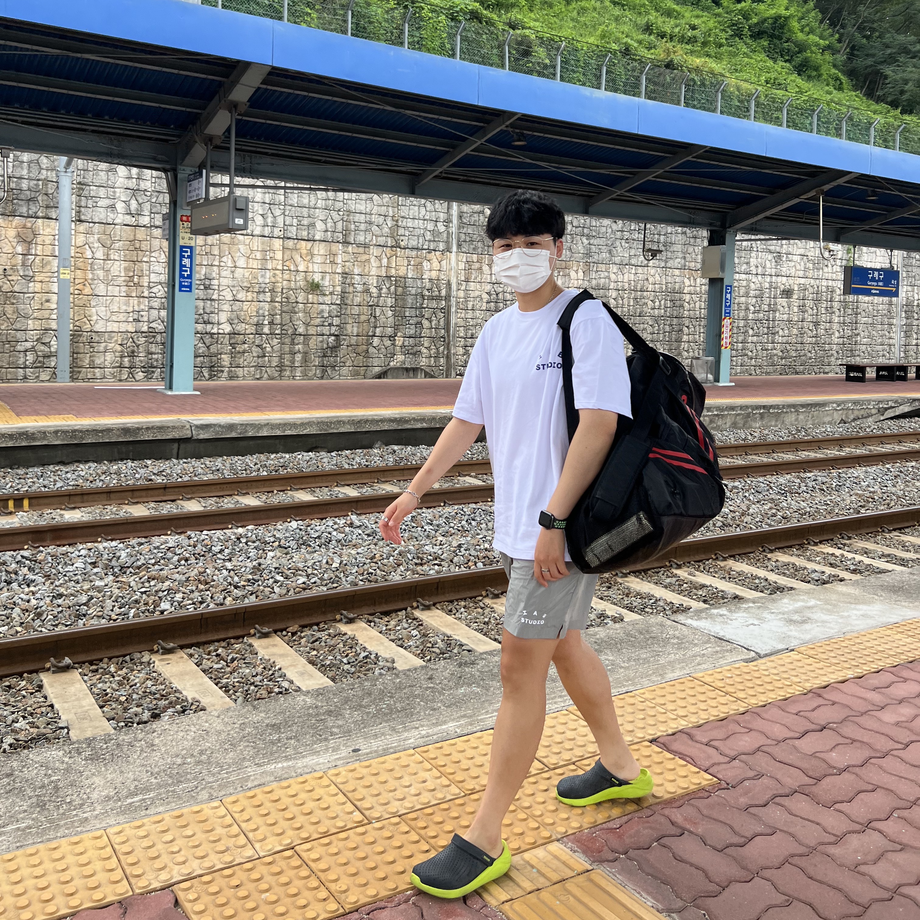 IAB Studio T-Shirt White Navy - 22FW, IAB Studio Woven Shorts Gray 착용 스타일 - 1