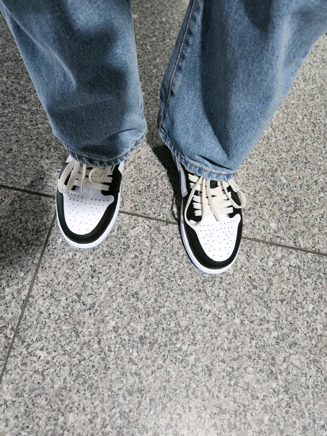 Jordan 1 Retro Low OG Black and Dark Powder Blue 착용 스타일