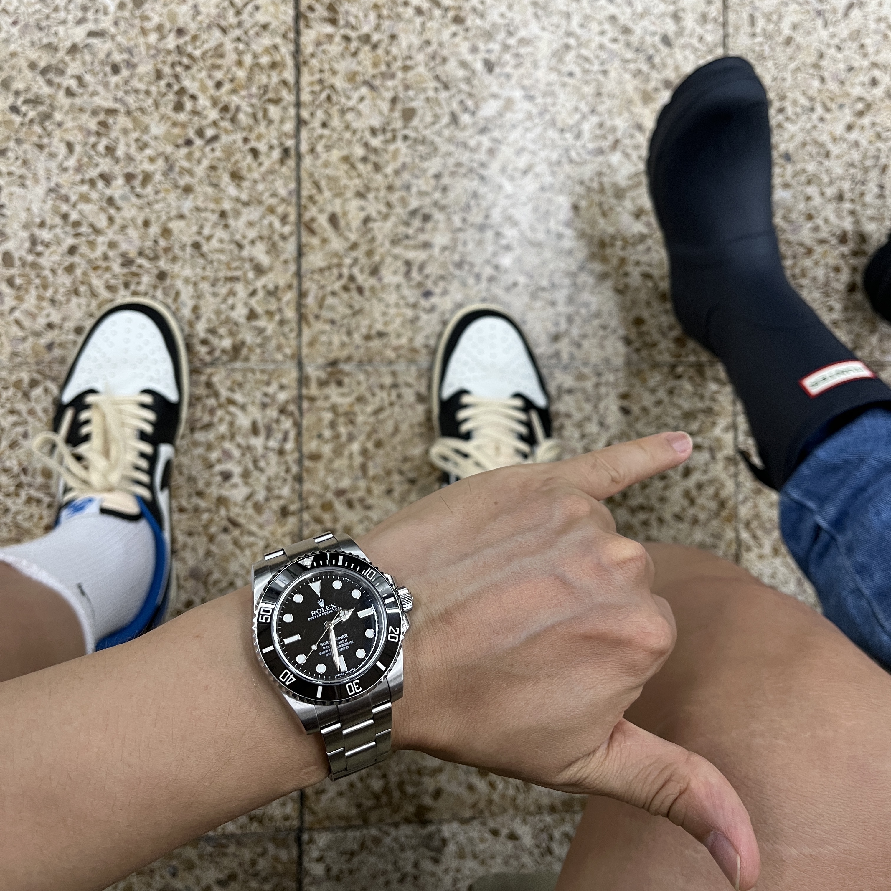 Rolex Submariner Date 41mm 126610LN Black Oyster, Jordan 1 x Travis Scott x Fragment Retro Low OG SP Military Blue 착용 스타일