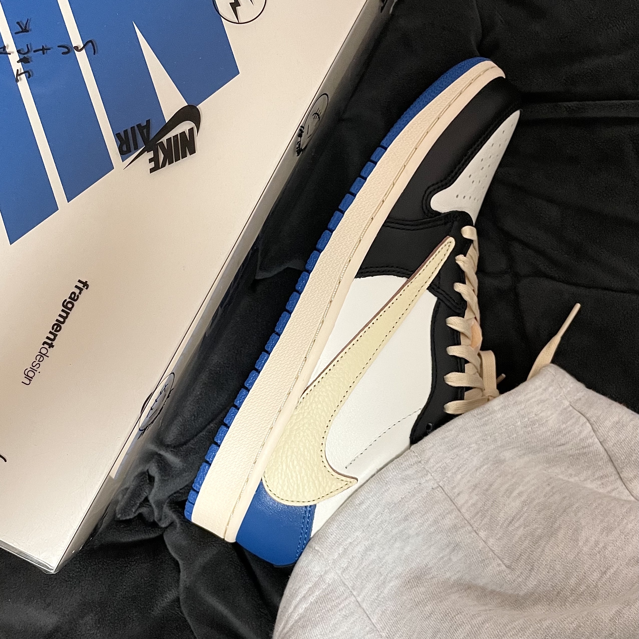 Jordan 1 x Travis Scott x Fragment Retro Low OG SP Military Blue, Jordan 1 Mid Gym Red Black White 착용 스타일 - 1