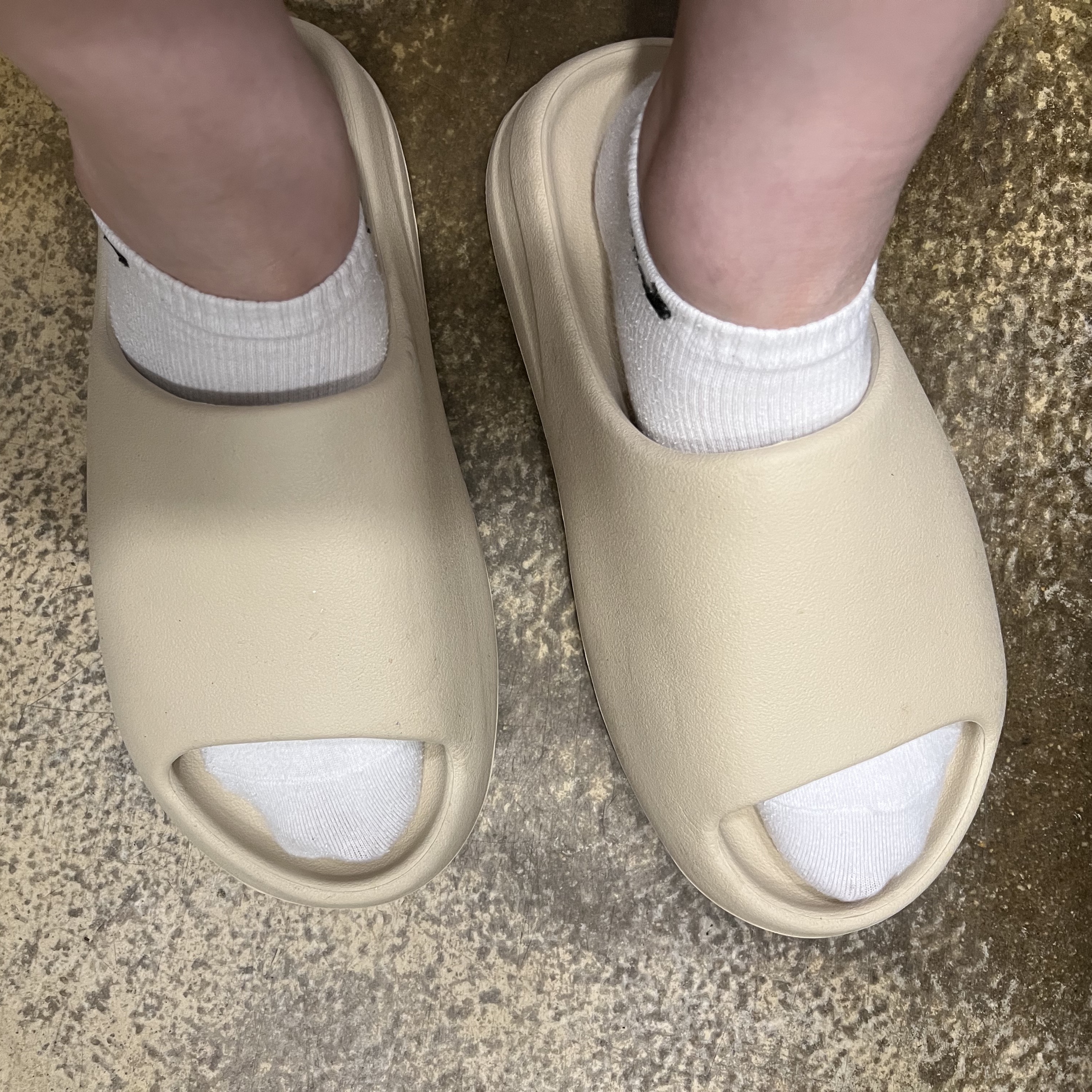 Adidas Yeezy Slide Bone 2022/2023 착용 스타일