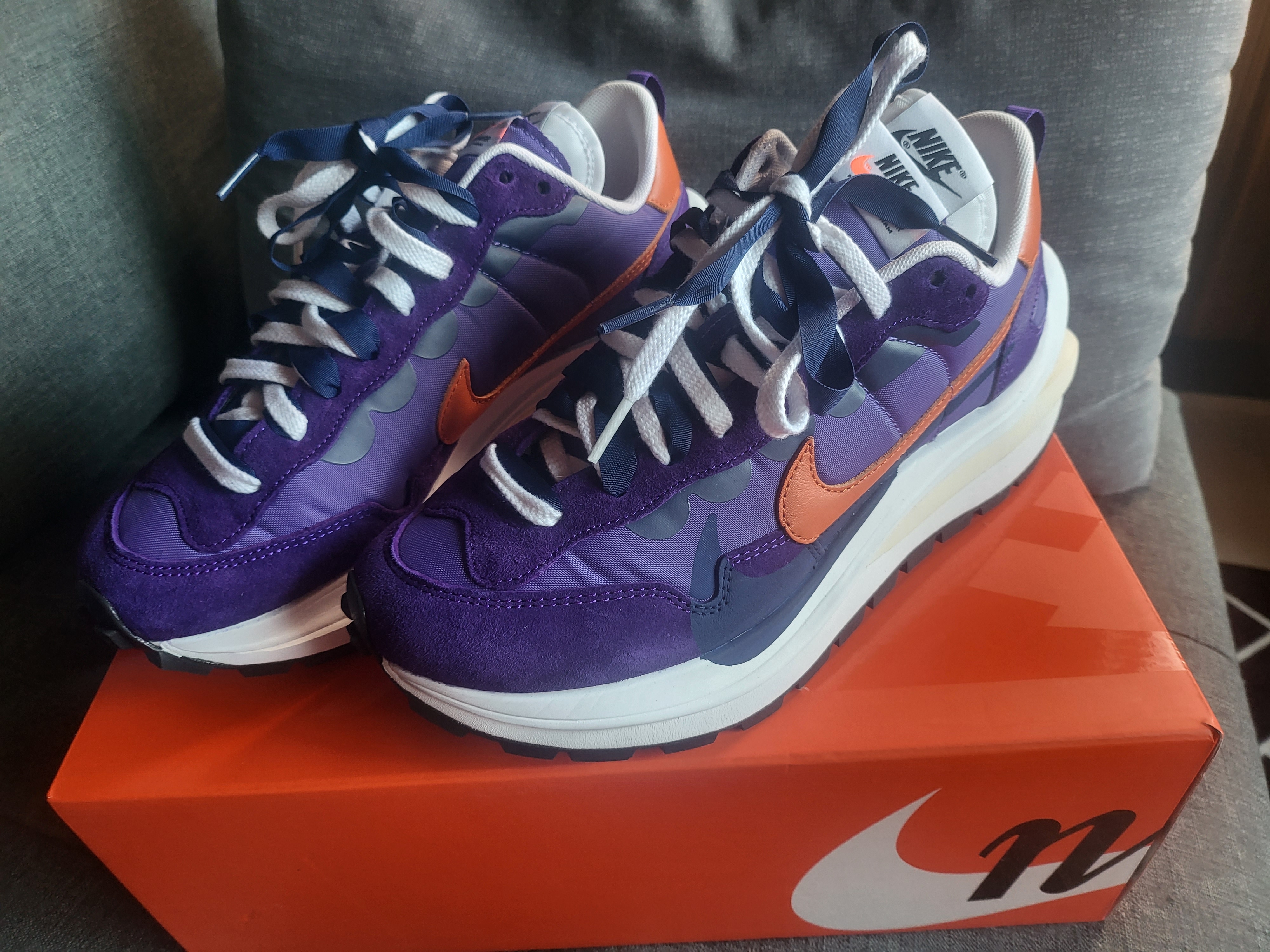 Nike x Sacai VaporWaffle Dark Iris 착용 스타일 - 3