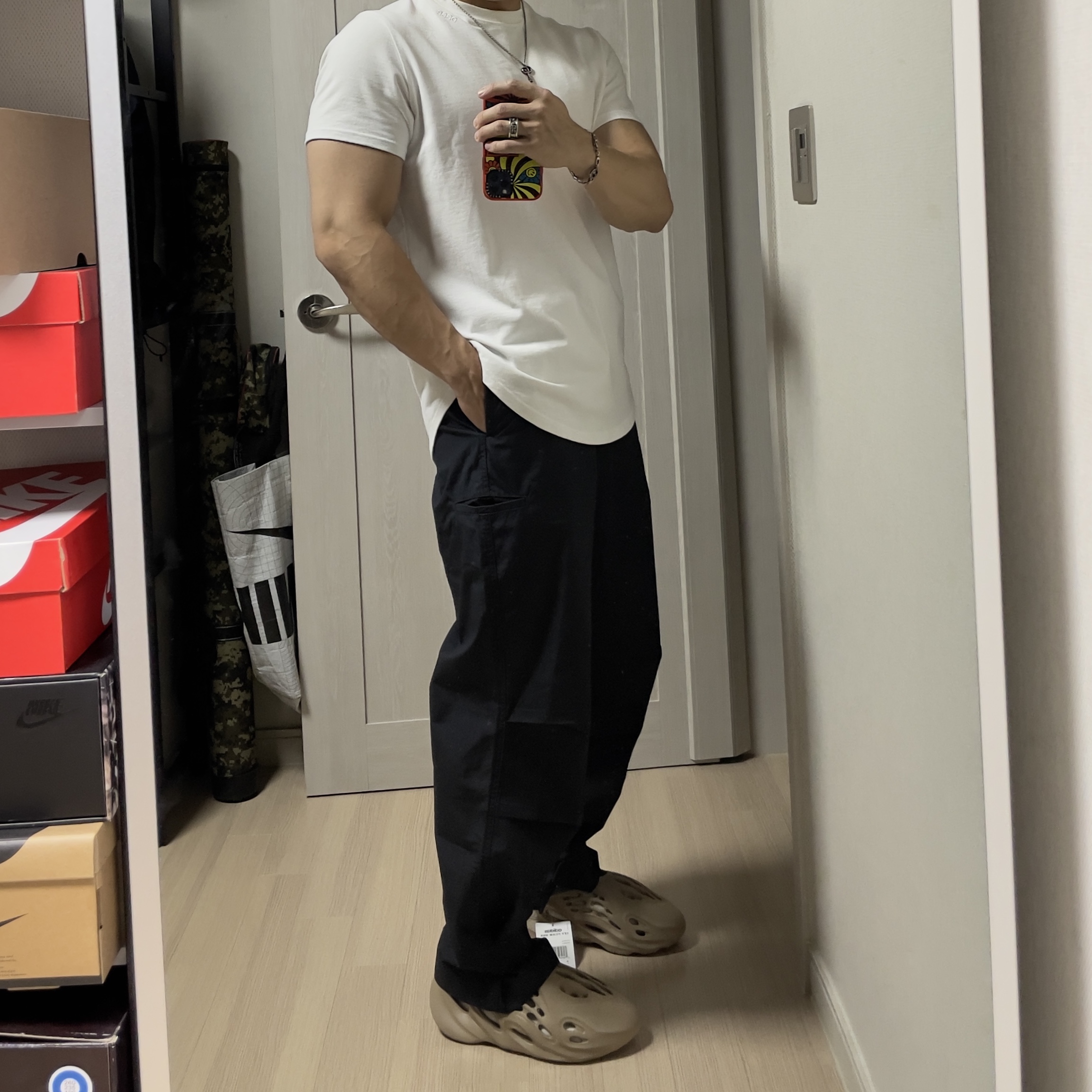 Adidas Yeezy Foam RNNR Mist 착용 스타일