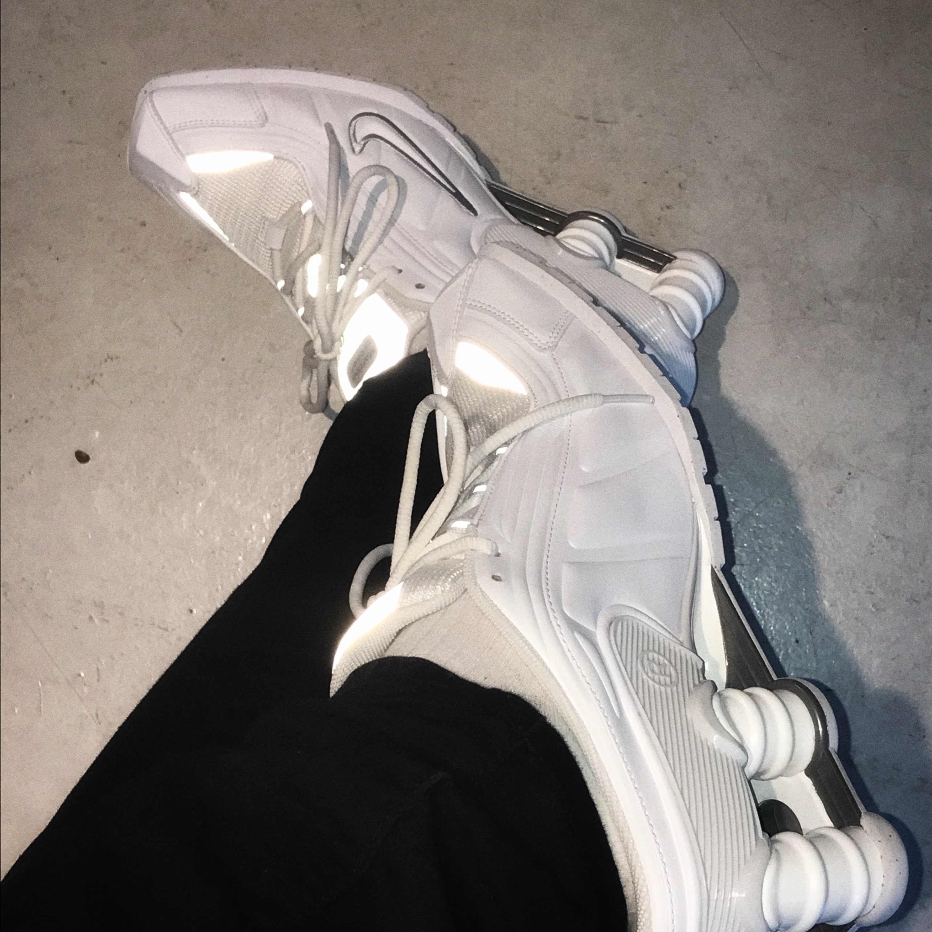Nike x Martine Rose Shox MR4 White 착용 스타일 - 2