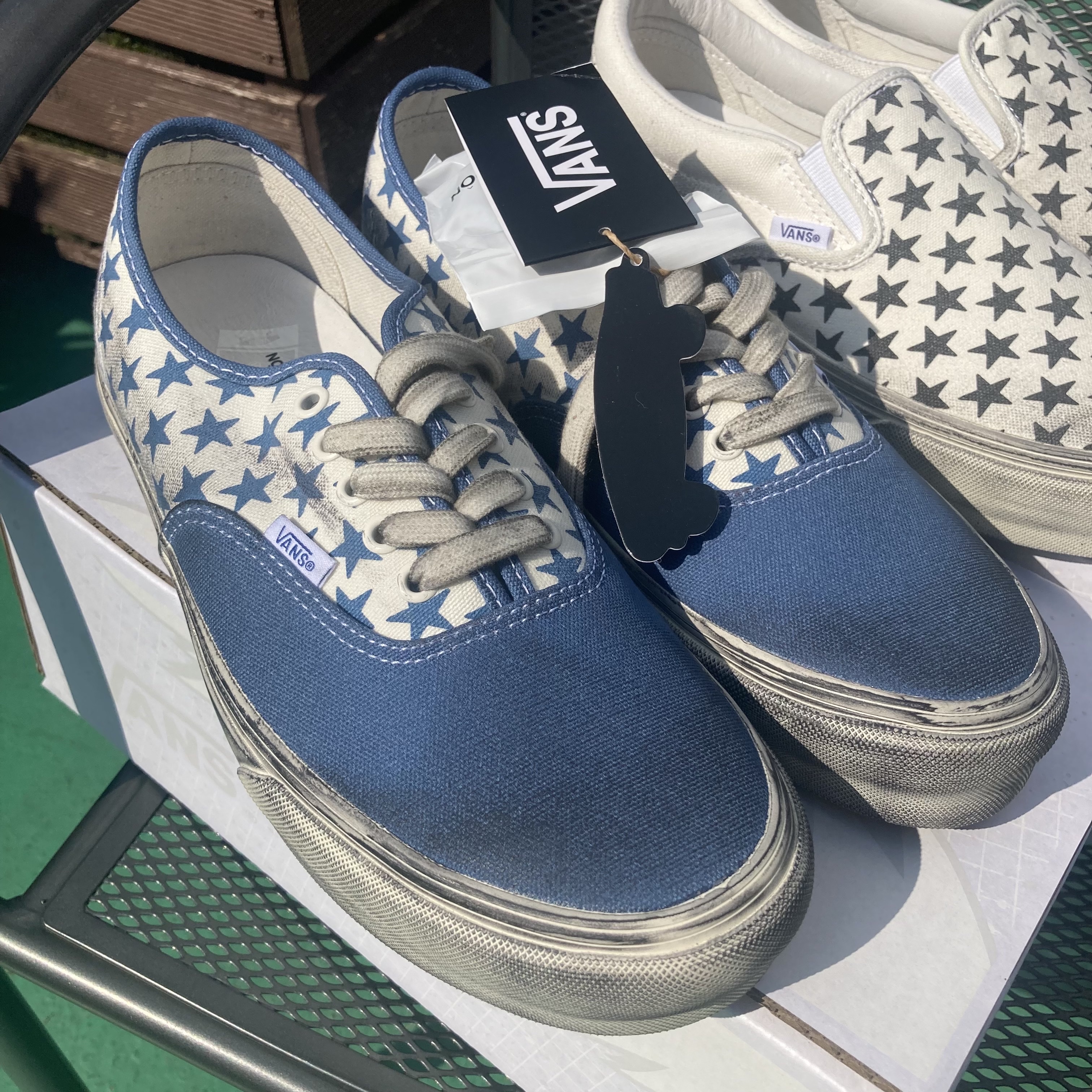 Vans Vault x Bianca Chandon Authentic LX Stressed Navy White, Vans Vault x Bianca Chandon Classic Slip-On LX Stressed Black White 착용 스타일 - 2