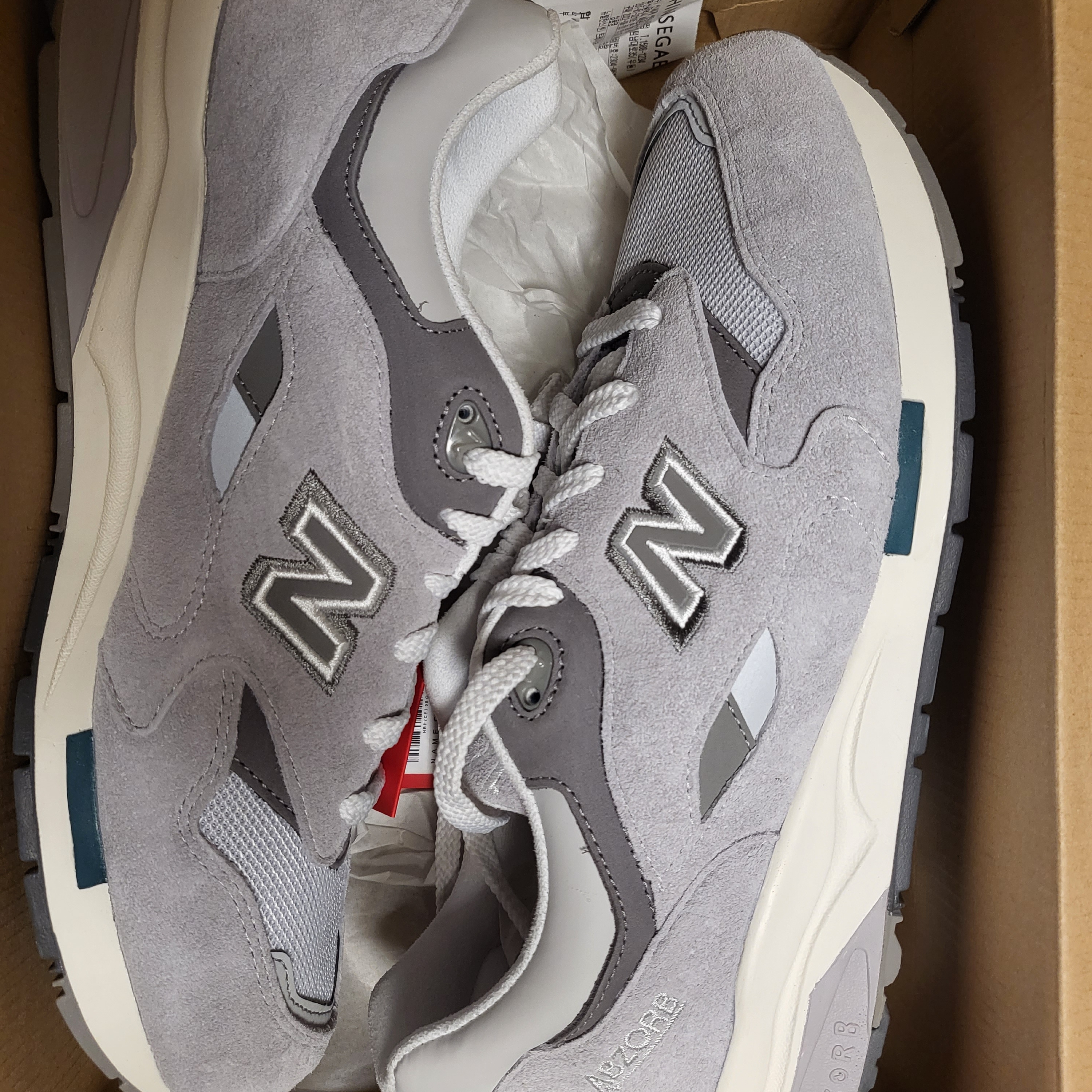 New Balance 1600 Greige Pack Rain Cloud 착용 스타일