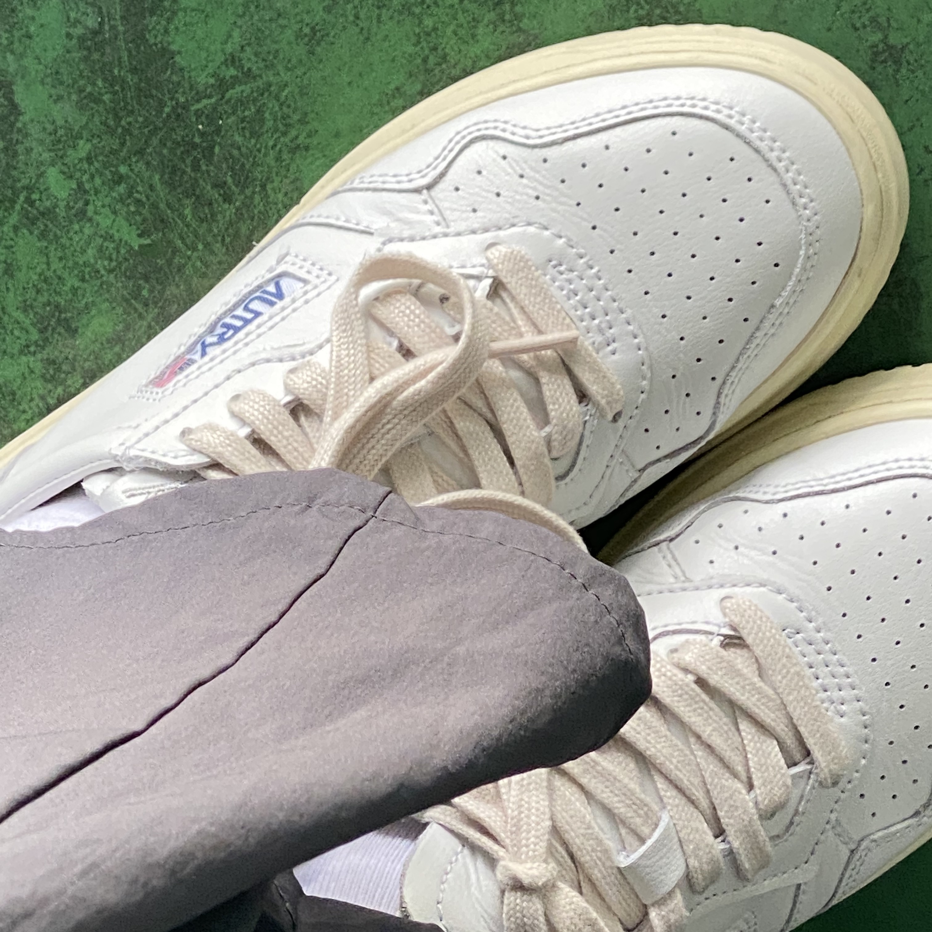 (W) Autry Medalist Low Leather Sneakers White 착용 스타일 - 1