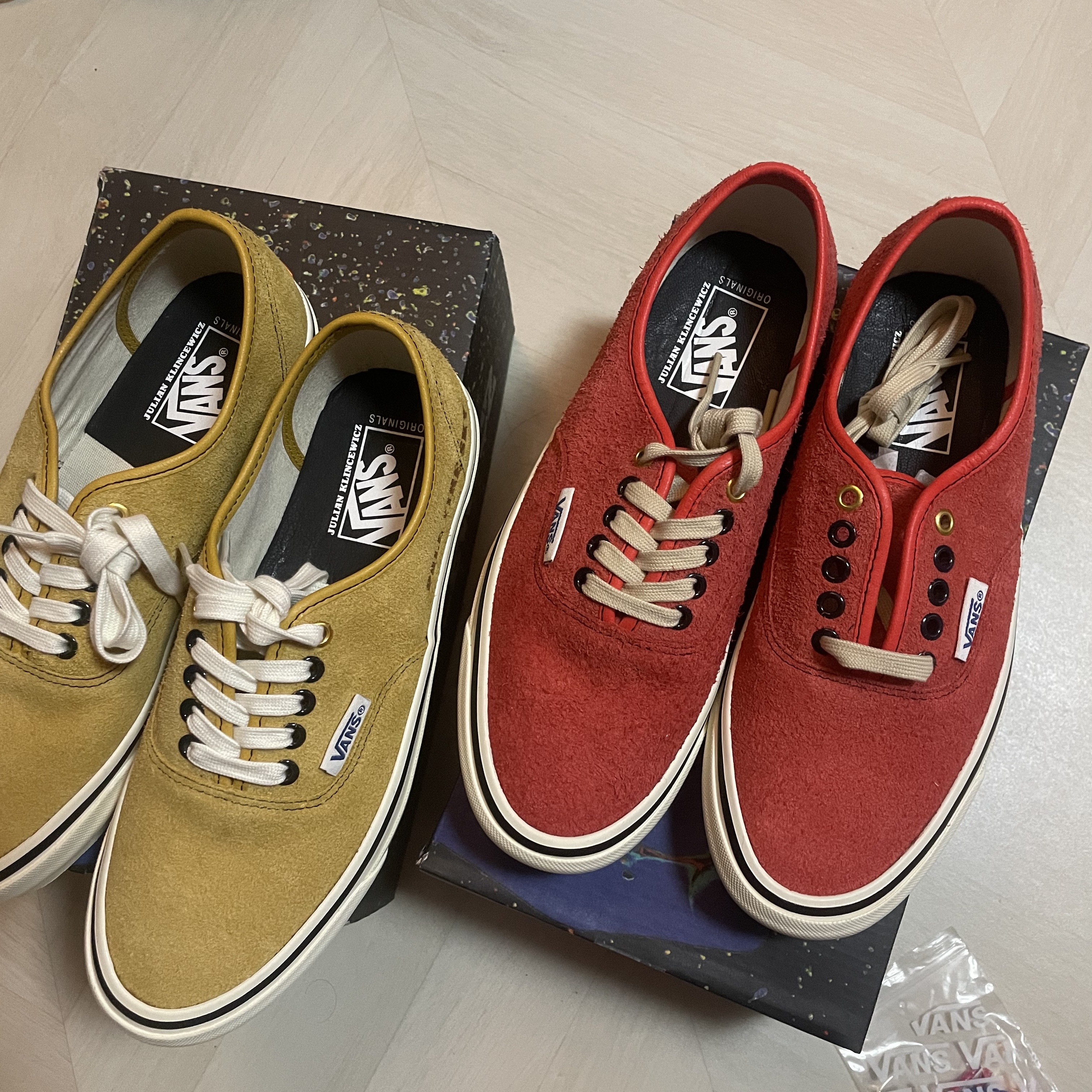 Vans Vault x Julian Klincewicz OG Authentic SP LX Hairy Suede Cherry Tomato 착용 스타일 - 1
