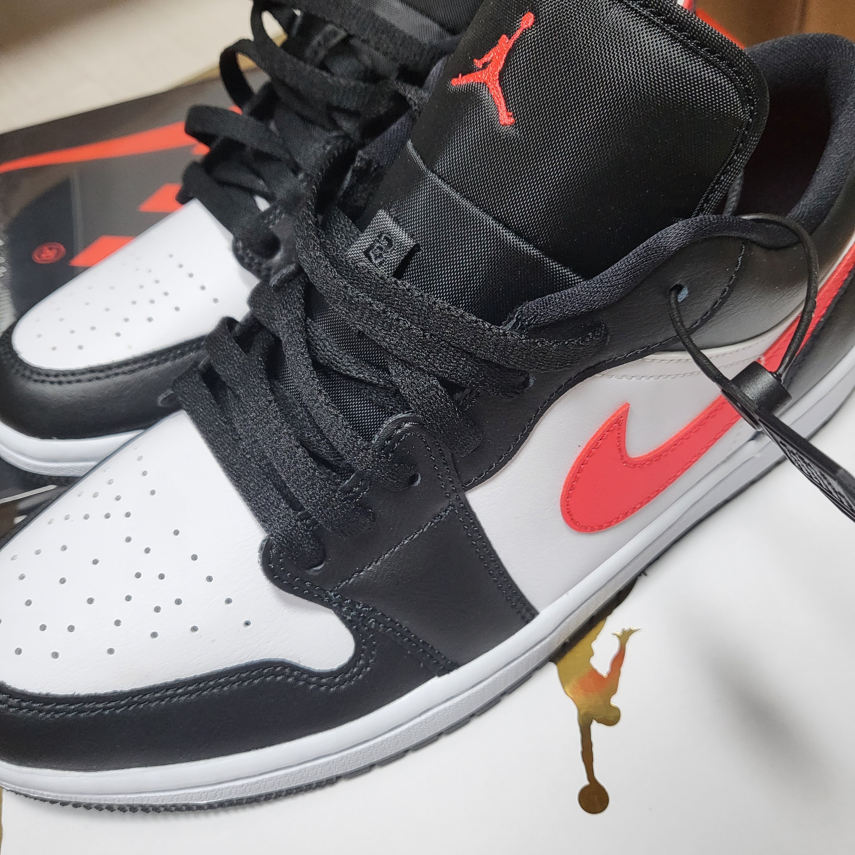 (W) Jordan 1 Low Black Siren Red 착용 스타일