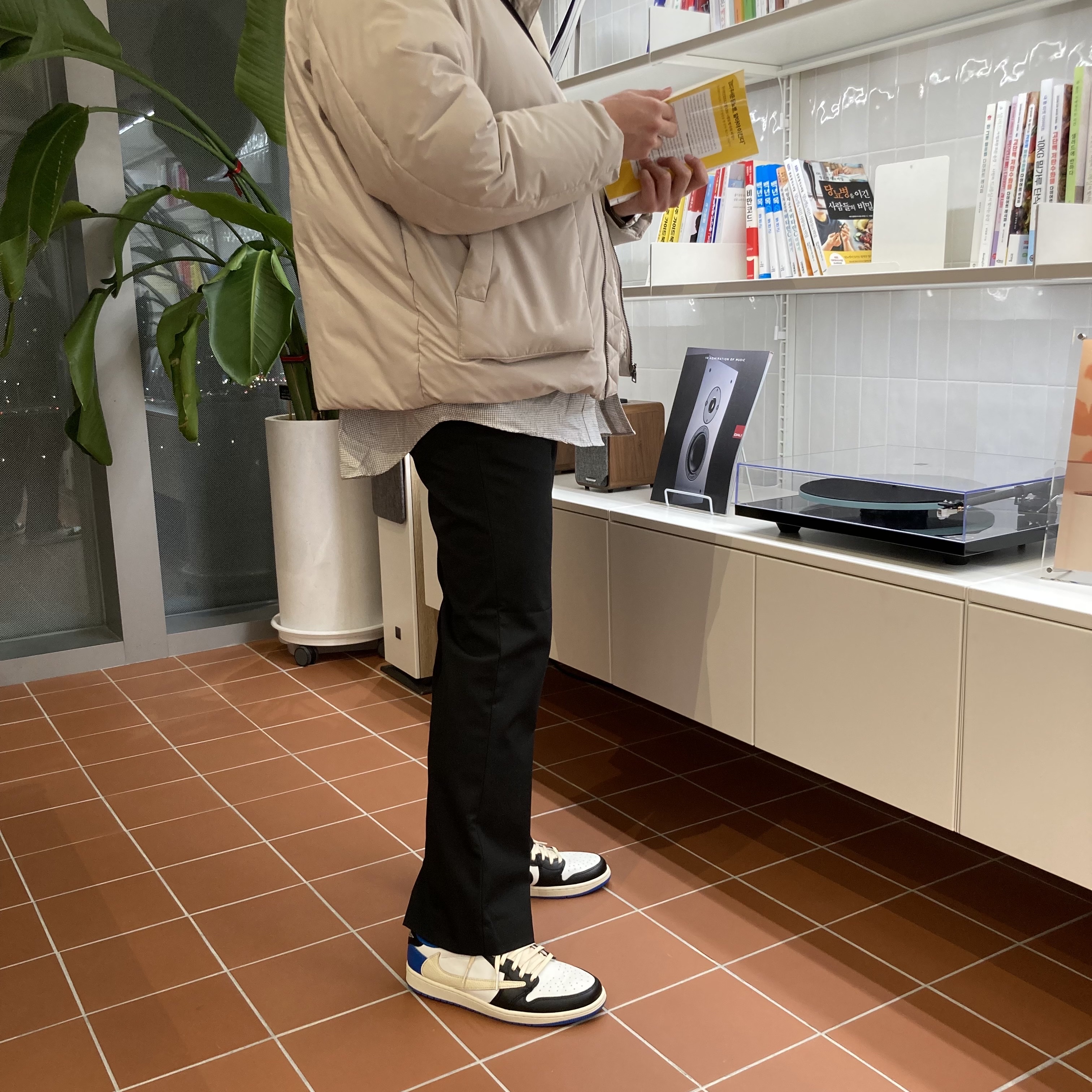 Jordan 1 x Travis Scott x Fragment Retro Low OG SP Military Blue 착용 스타일