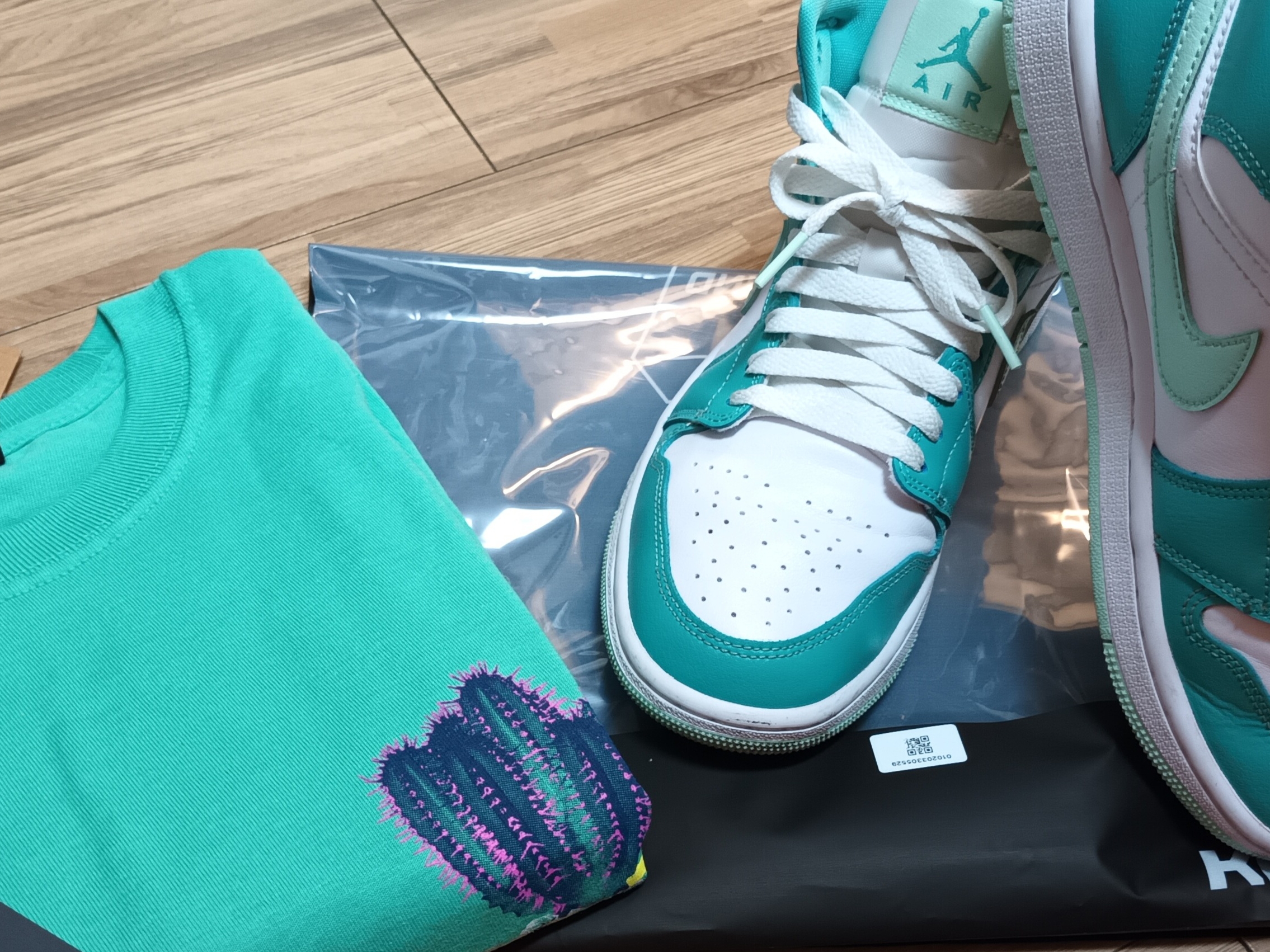 (W) Jordan 1 Mid Washed Teal Mint Foam, Stussy Desert Bloom T-Shirt Green 착용 스타일 - 3