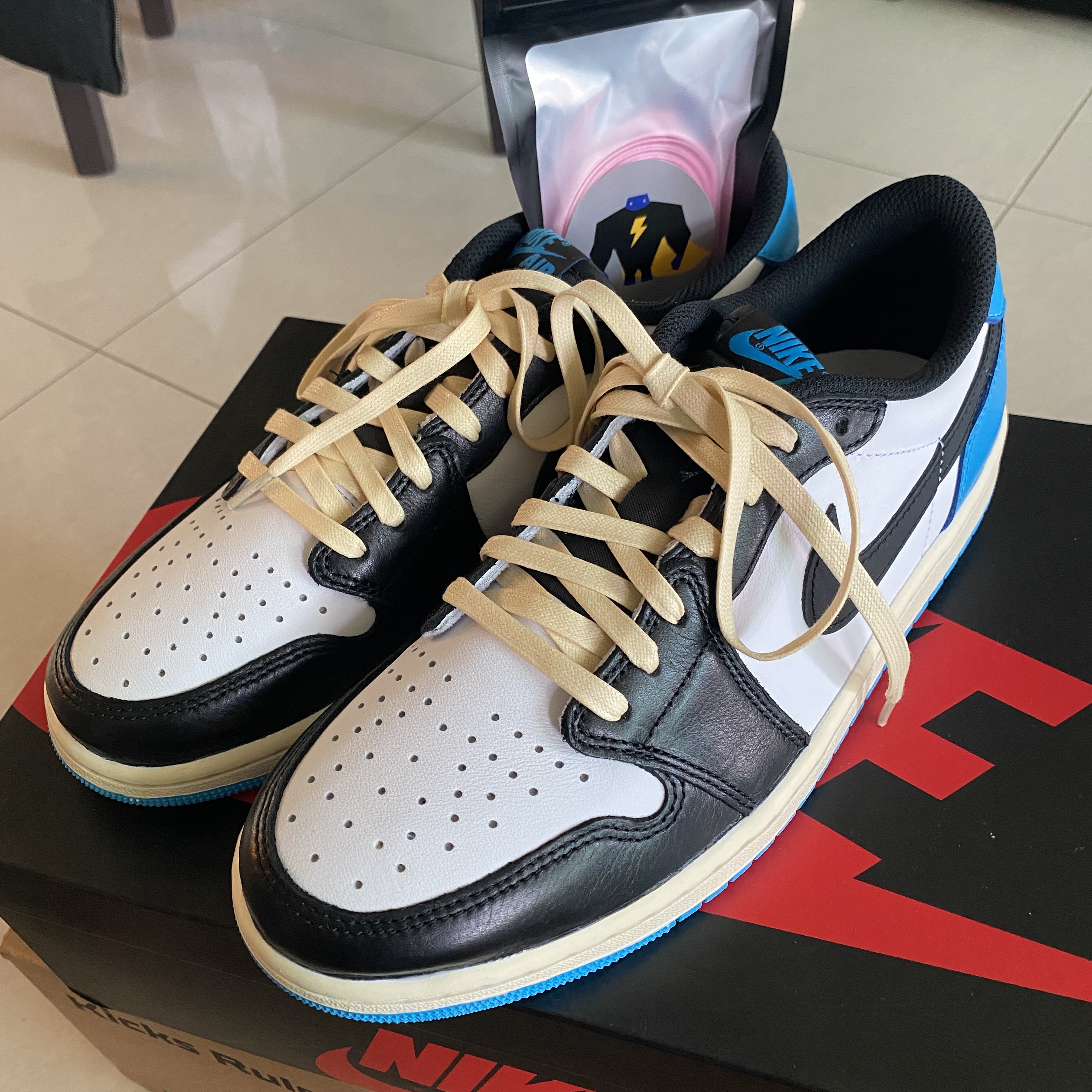 Jordan 1 Retro Low OG Black and Dark Powder Blue 착용 스타일 - 1