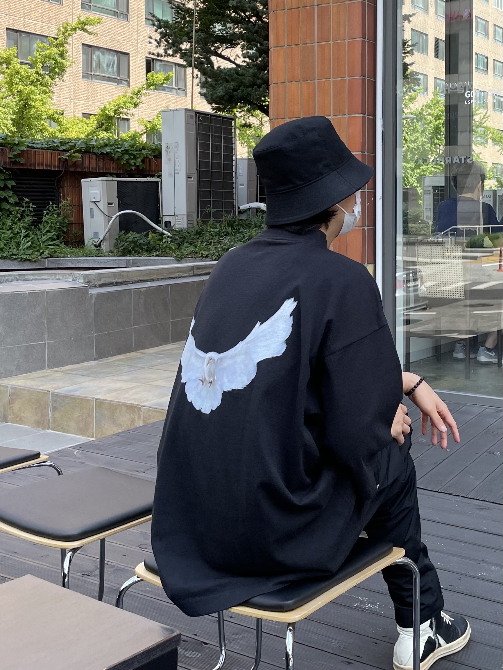 Yeezy Gap Engineered By Balenciaga Dove 3/4 Sleeve T-Shirt Black 착용 스타일 - 3