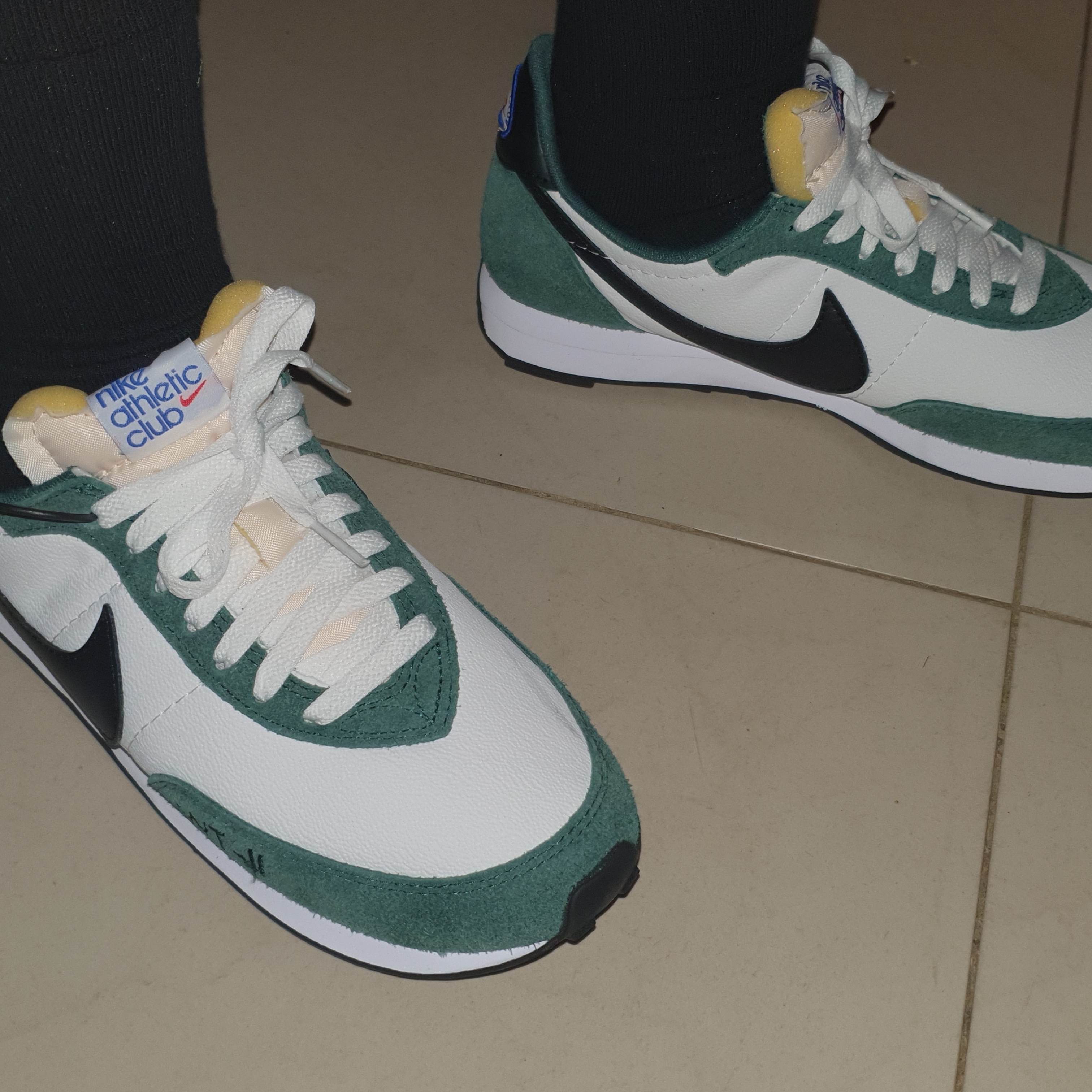 Nike Waffle Trainer 2 White Pro Green 착용 스타일 - 2