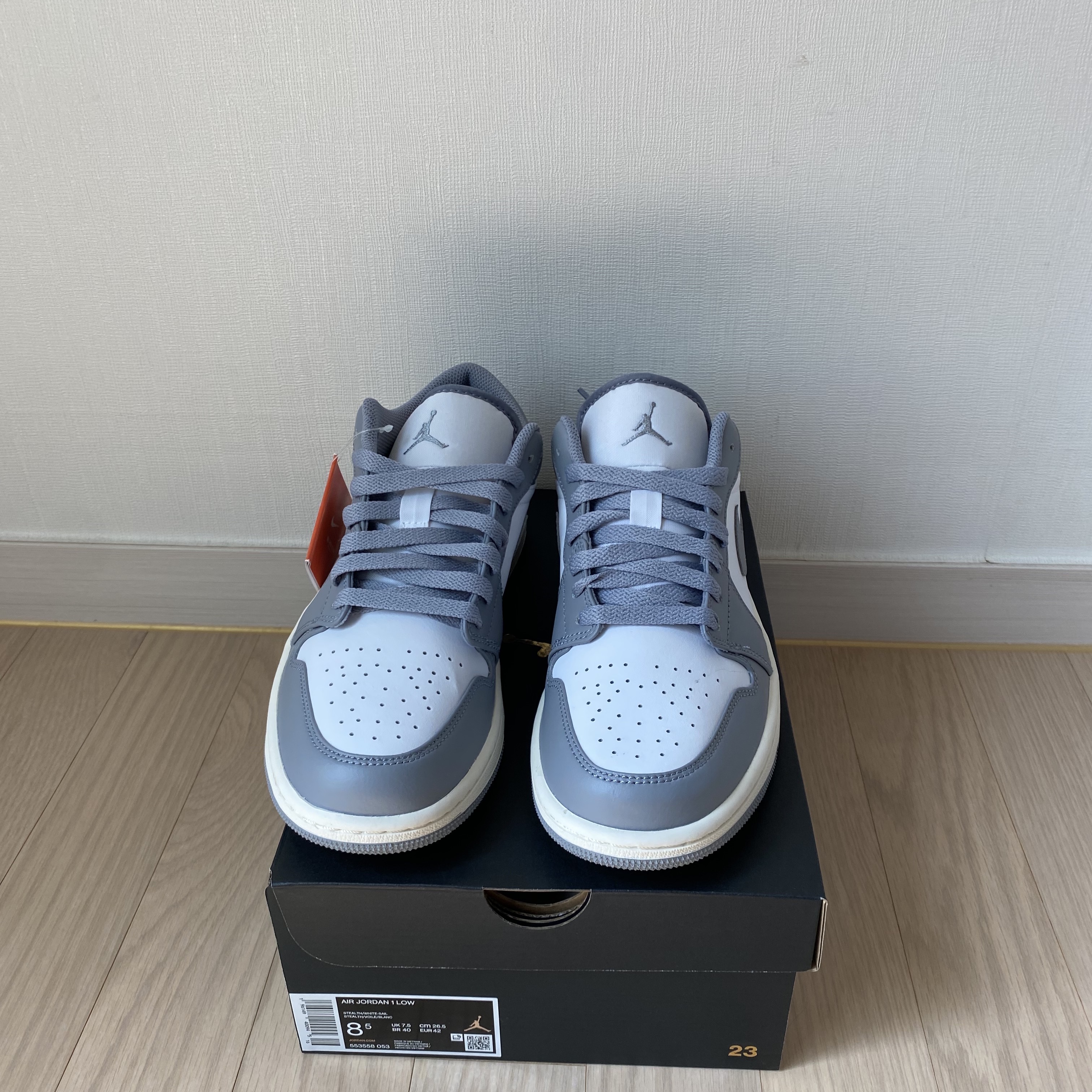 Jordan 1 Low Stealth and White 착용 스타일 - 3