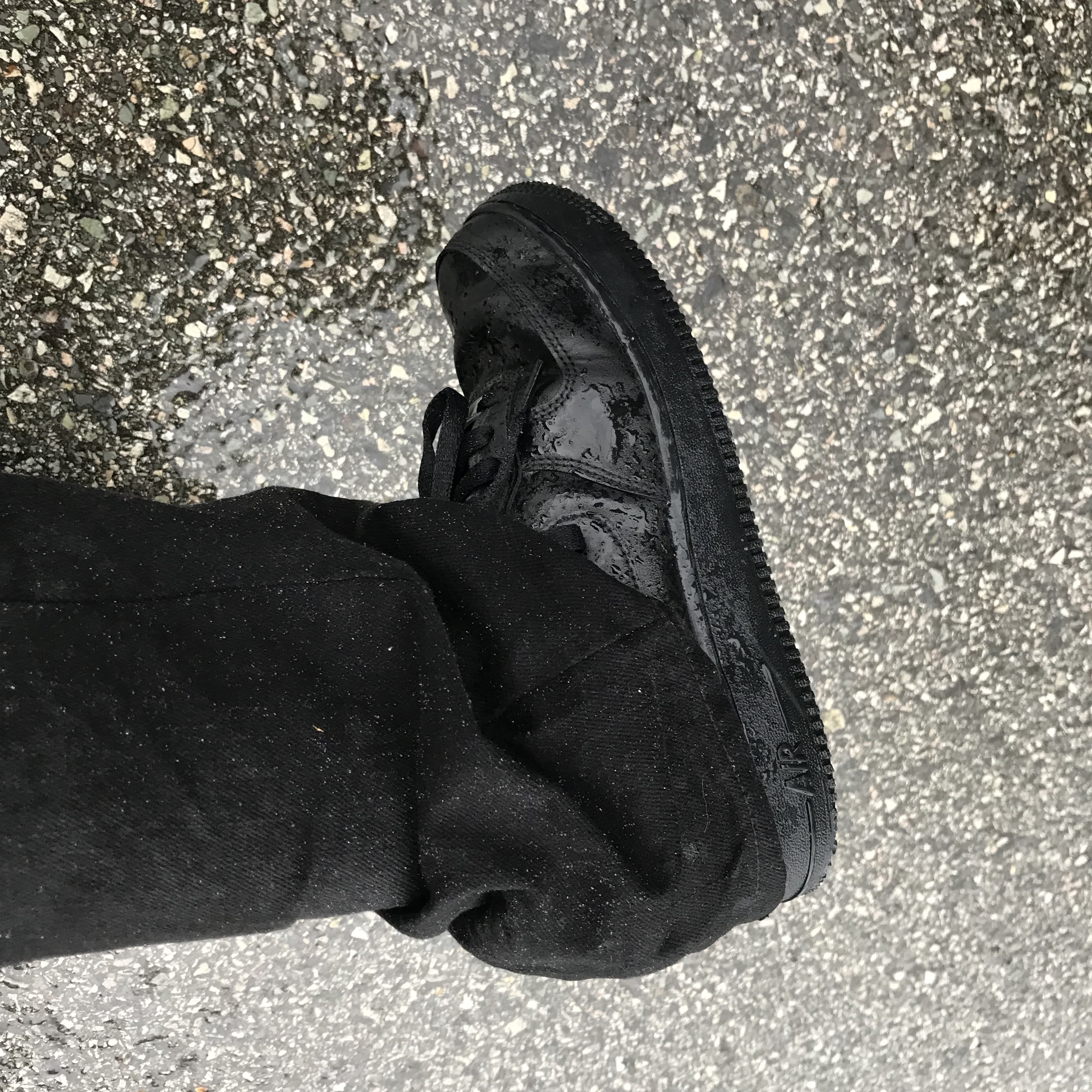 Nike Air Force 1 '07 Low Triple Black 착용 스타일