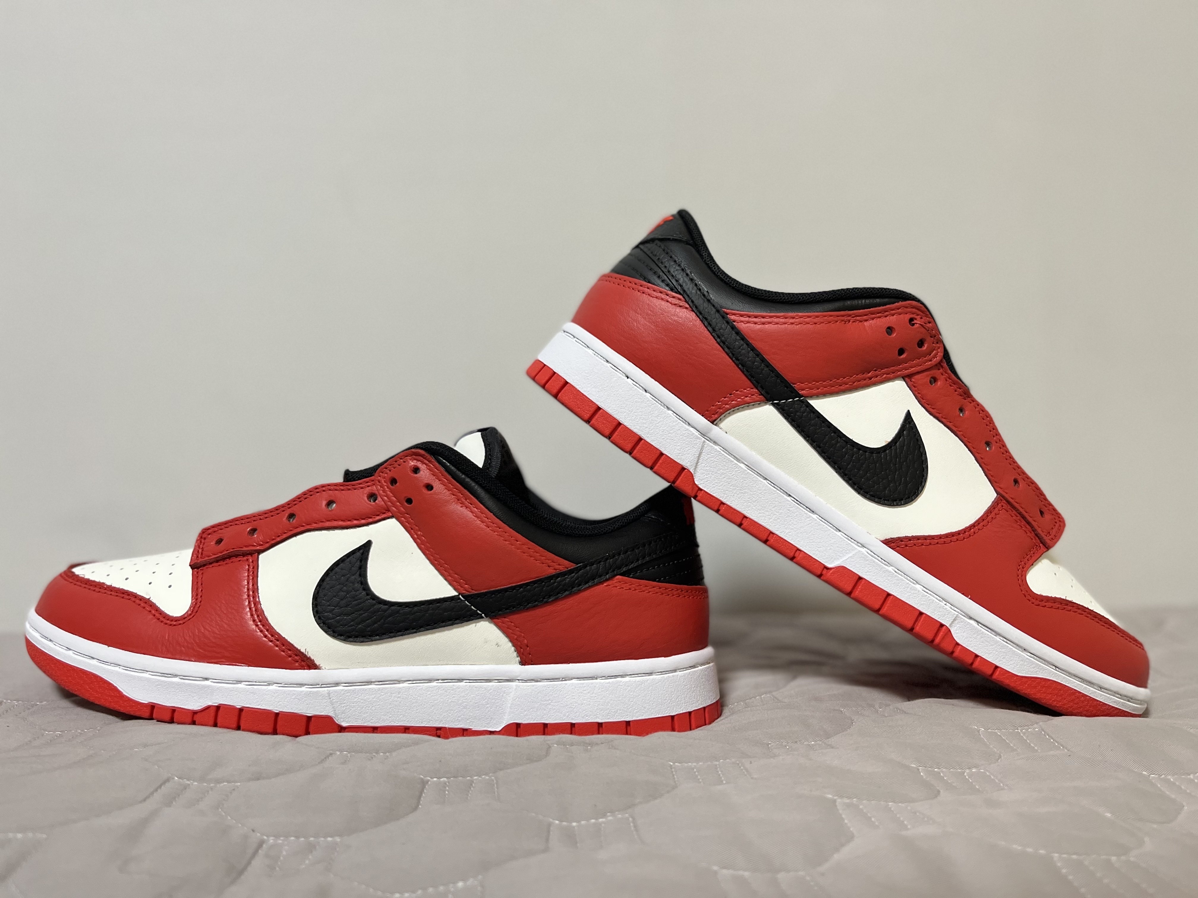 Nike x NBA Dunk Low Retro EMB Black and Chile Red 착용 스타일 - 2