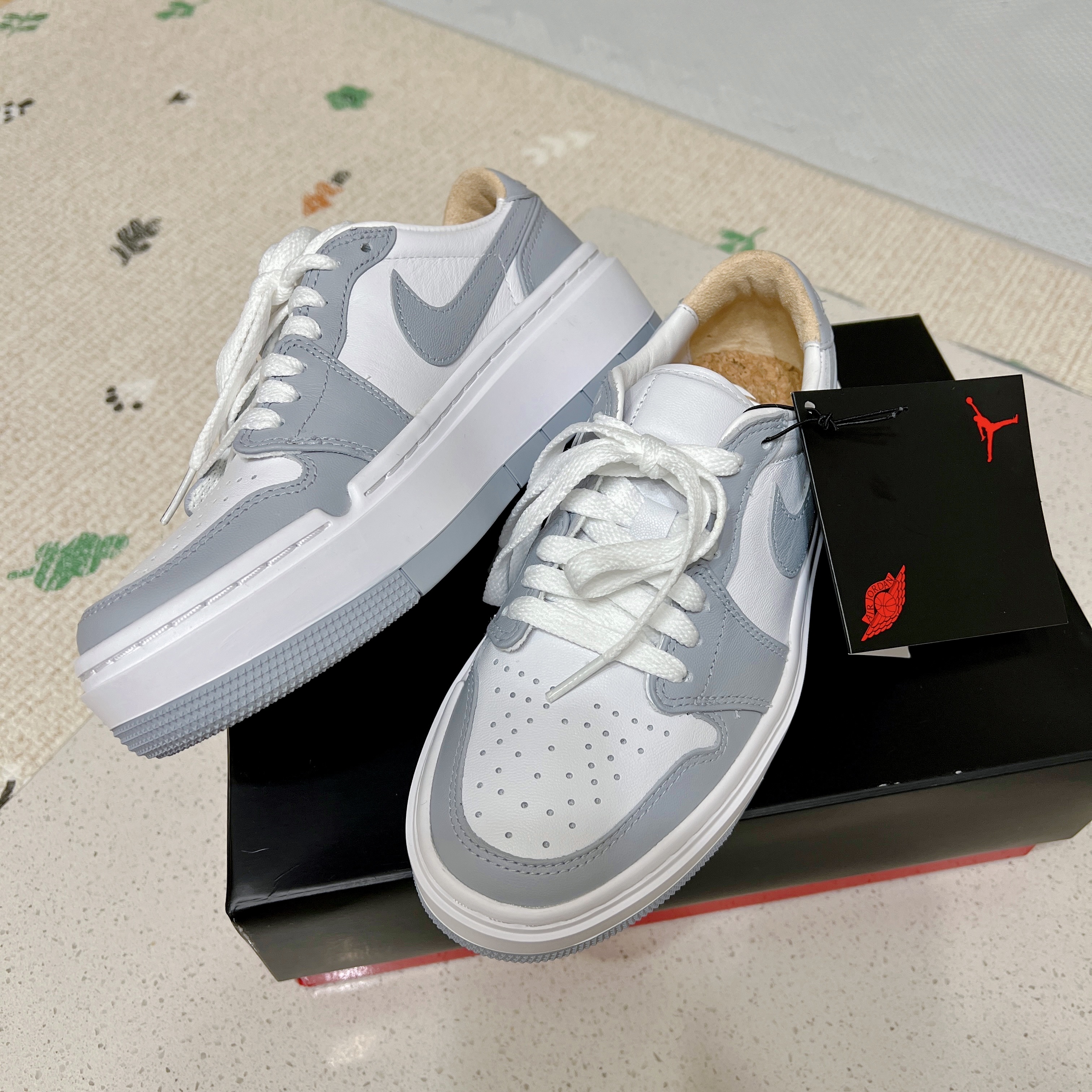 (W) Jordan 1 Elevate Low White and Wolf Grey 착용 스타일 - 2