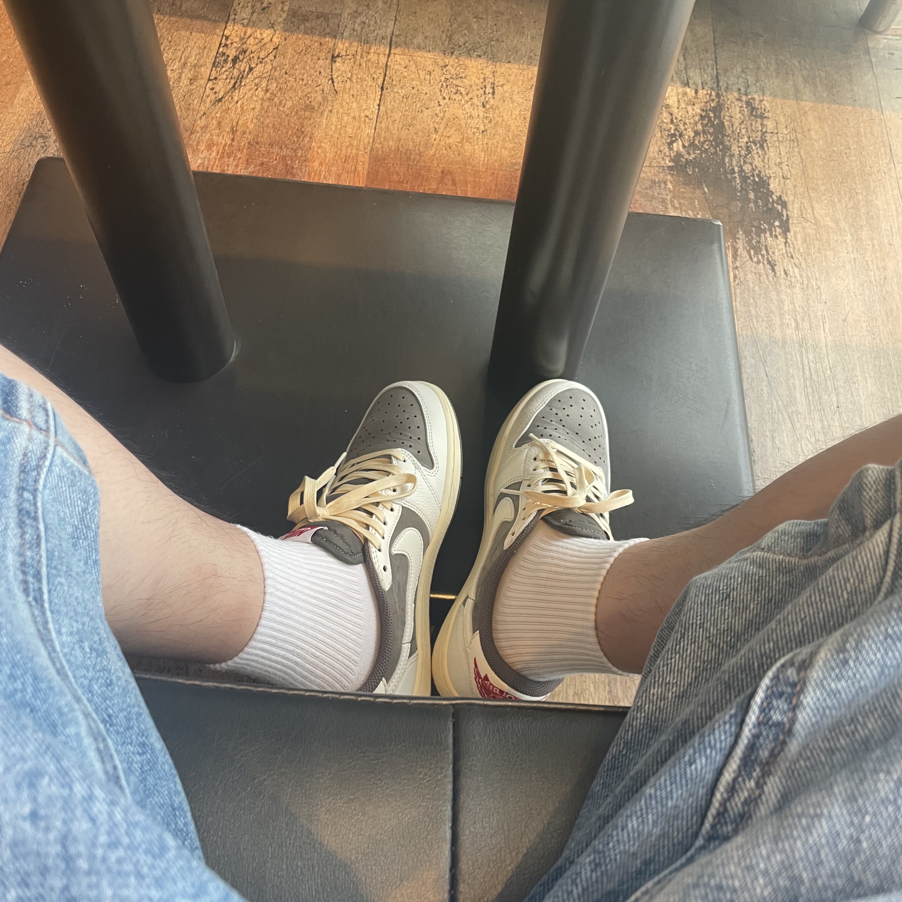 Jordan 1 x Travis Scott Retro Low OG SP Sail and Ridgerock 착용 스타일 - 2