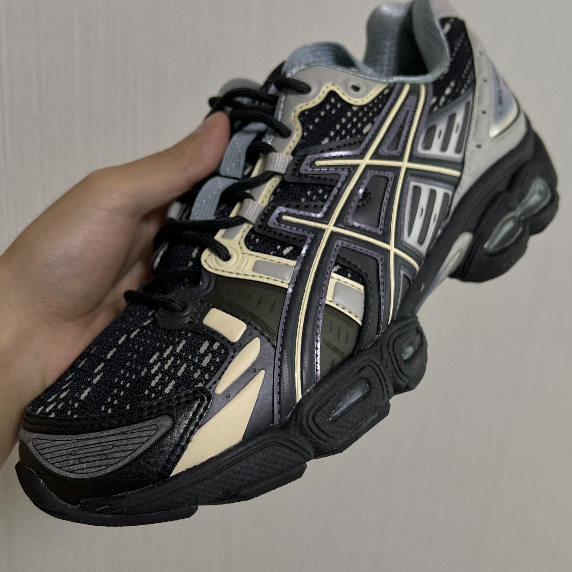 Asics UB5-S Gel-Nimbus 9 Black Gunmetal 착용 스타일 - 3