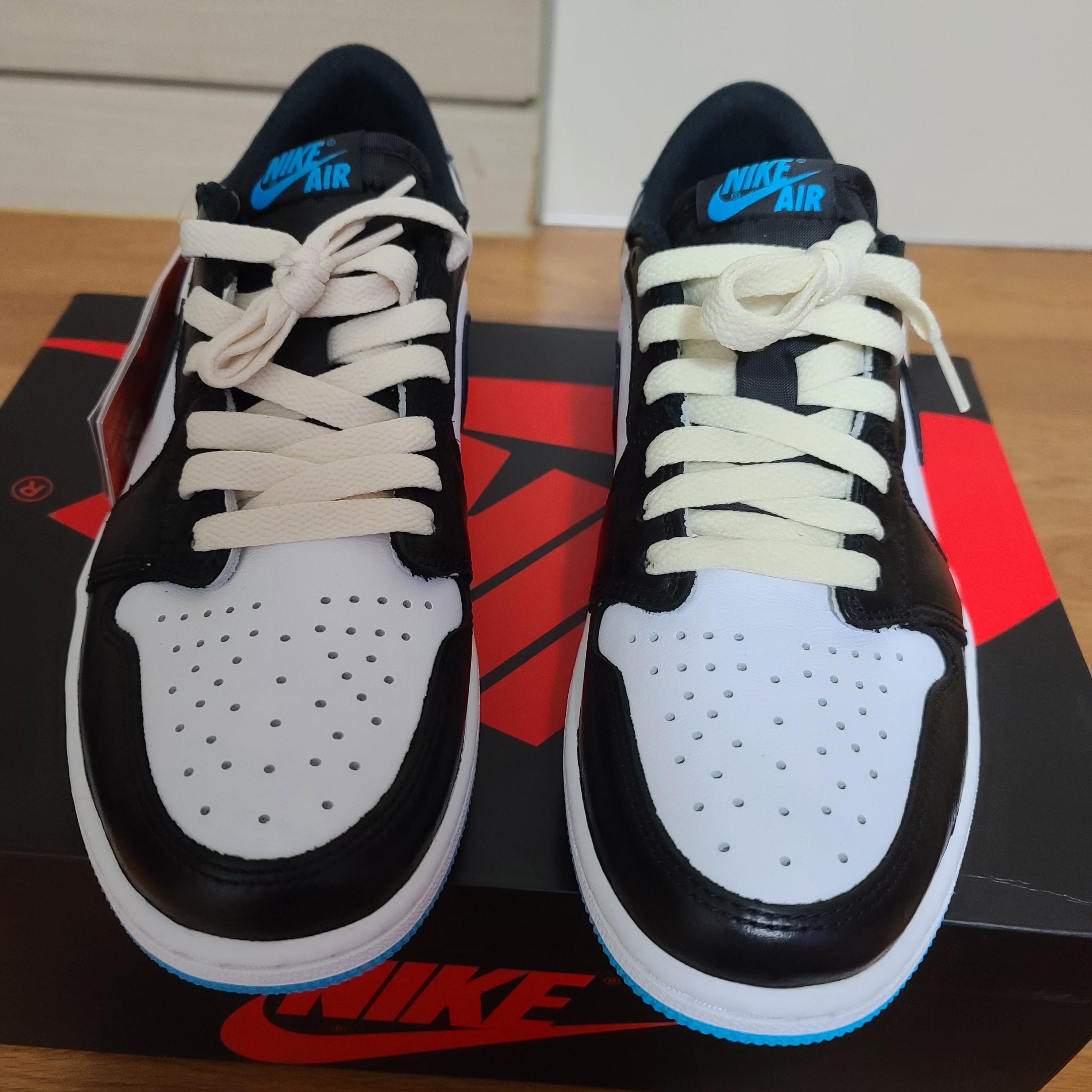 Jordan 1 Retro Low OG Black and Dark Powder Blue 착용 스타일