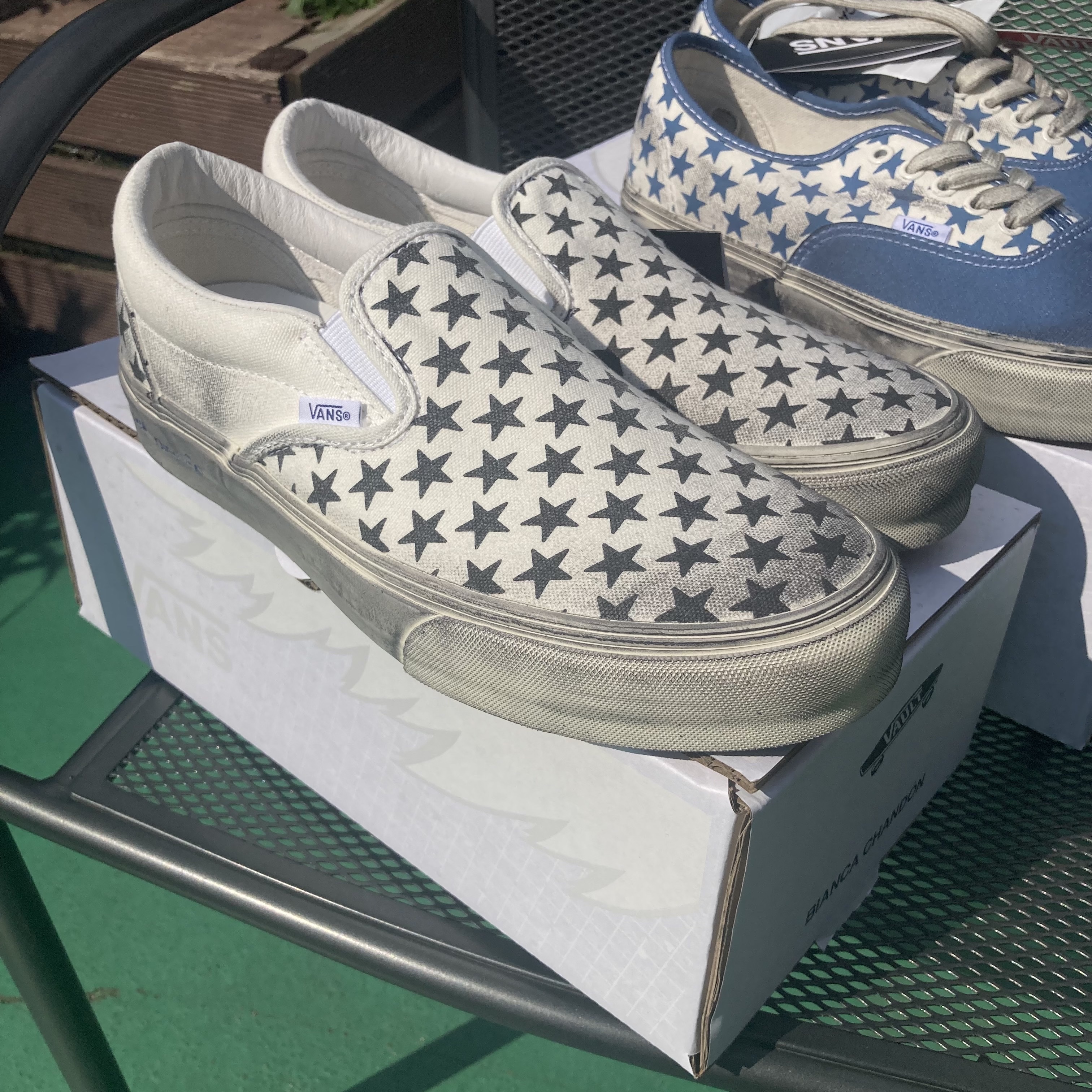 Vans Vault x Bianca Chandon Authentic LX Stressed Navy White, Vans Vault x Bianca Chandon Classic Slip-On LX Stressed Black White 착용 스타일 - 3