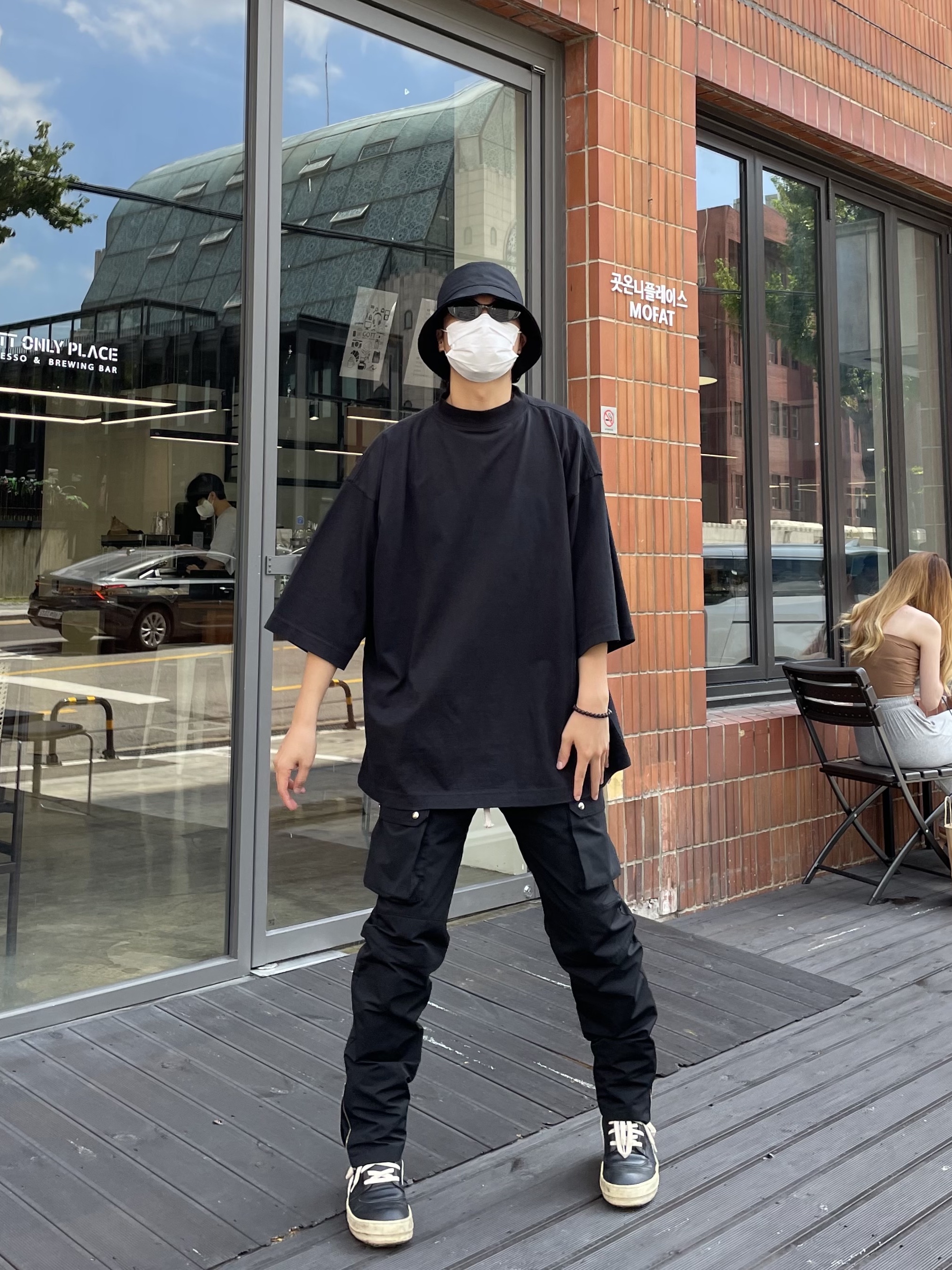 Yeezy Gap Engineered By Balenciaga Dove 3/4 Sleeve T-Shirt Black 착용 스타일 - 2