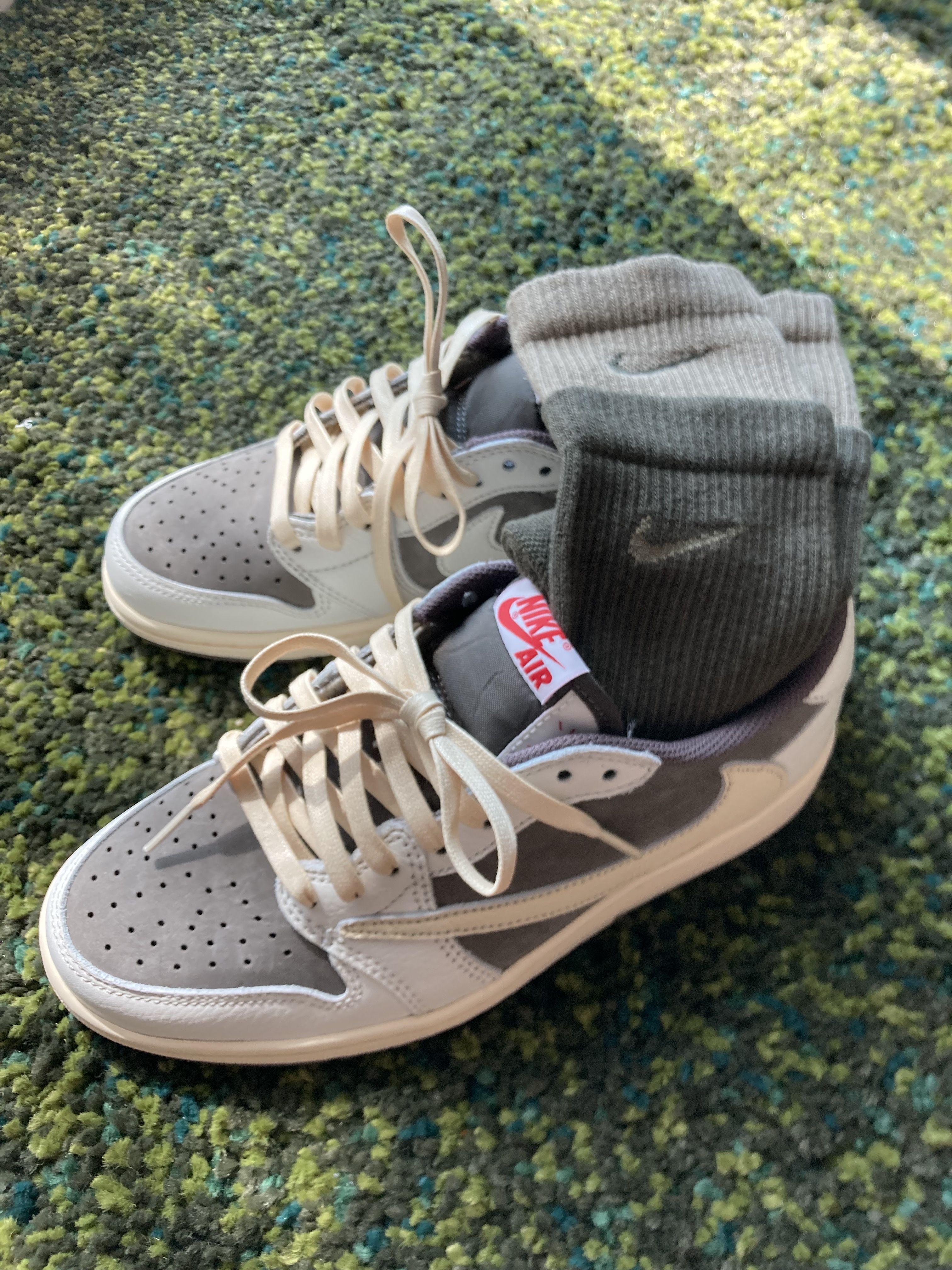 Jordan 1 x Travis Scott Retro Low OG SP Sail and Ridgerock 착용 스타일 - 2
