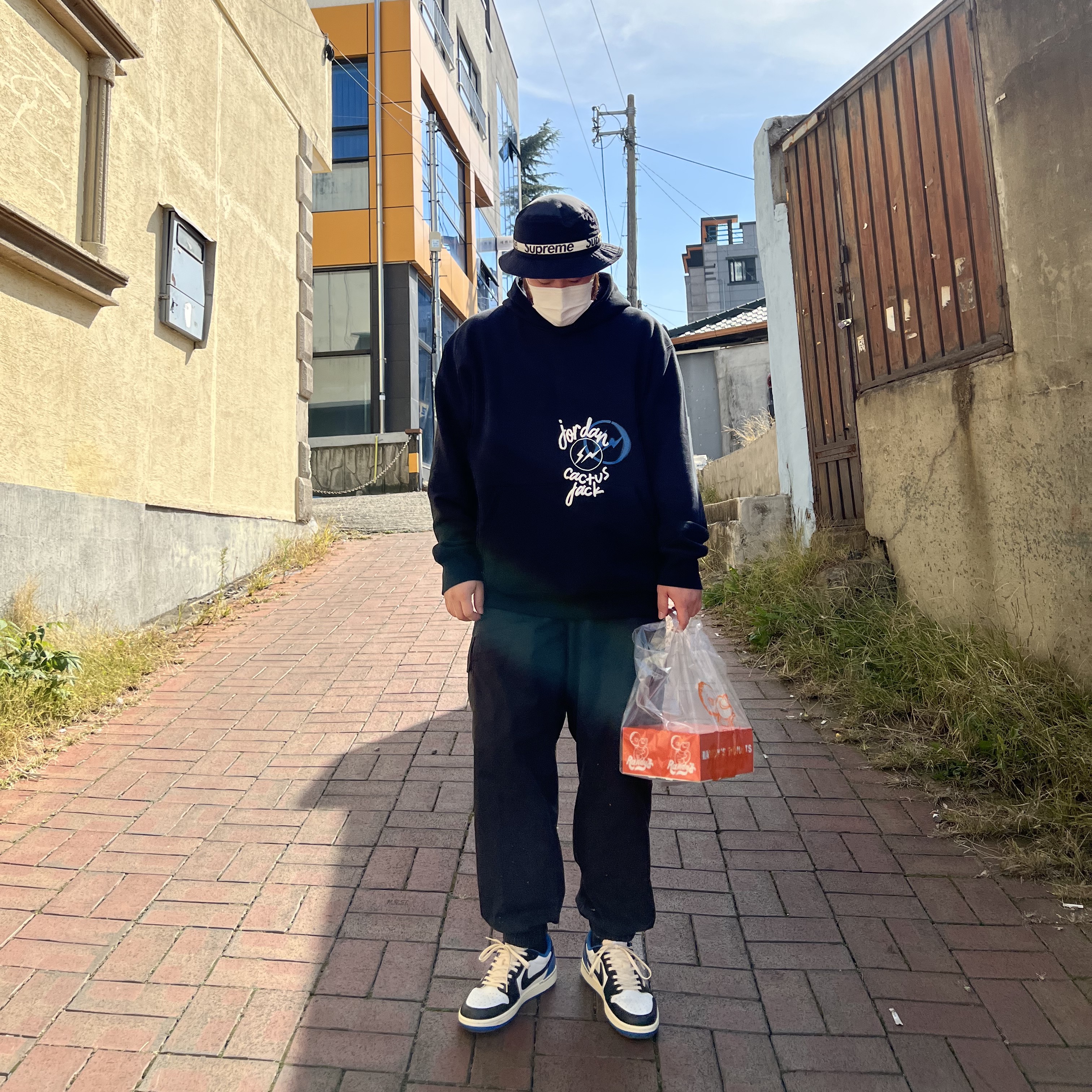 Jordan 1 x Travis Scott x Fragment Retro Low OG SP Military Blue, Jordan x Travis Scott x Fragment Hoodie Black (DJ0615-010) 착용 스타일
