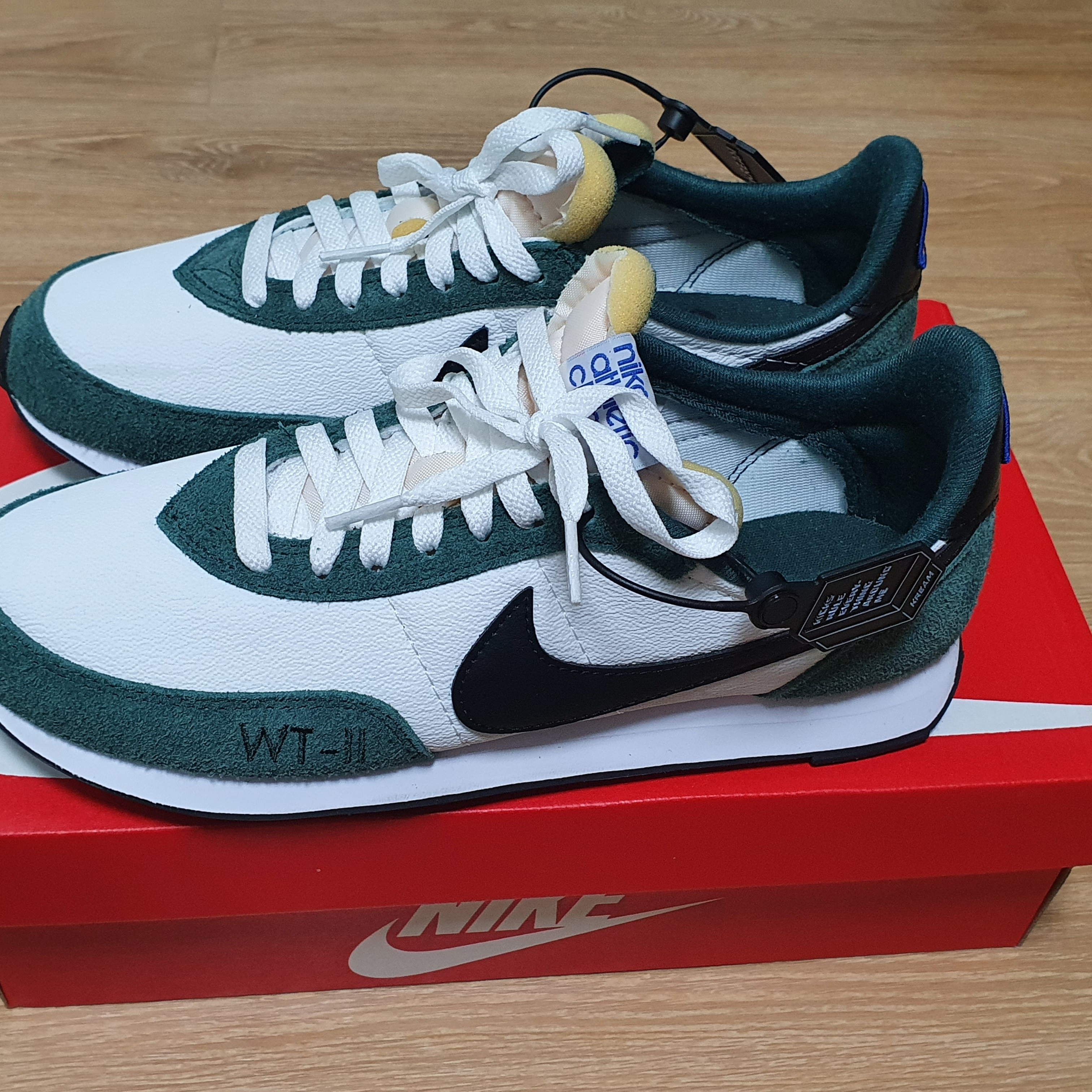 Nike Waffle Trainer 2 White Pro Green 착용 스타일 - 1