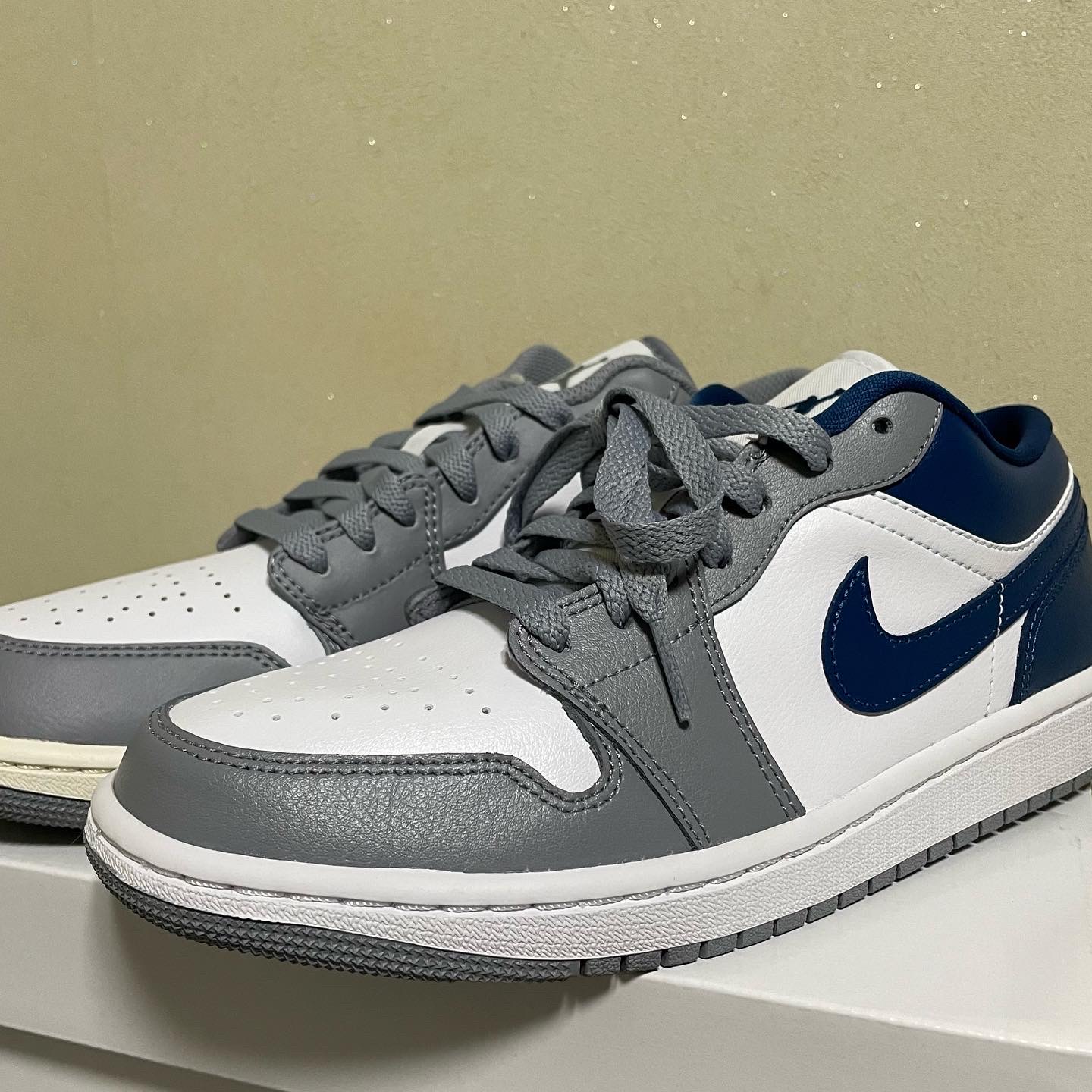 (W) Jordan 1 Low White Grey Blue, Jordan 1 Low Stealth and White 착용 스타일 - 1