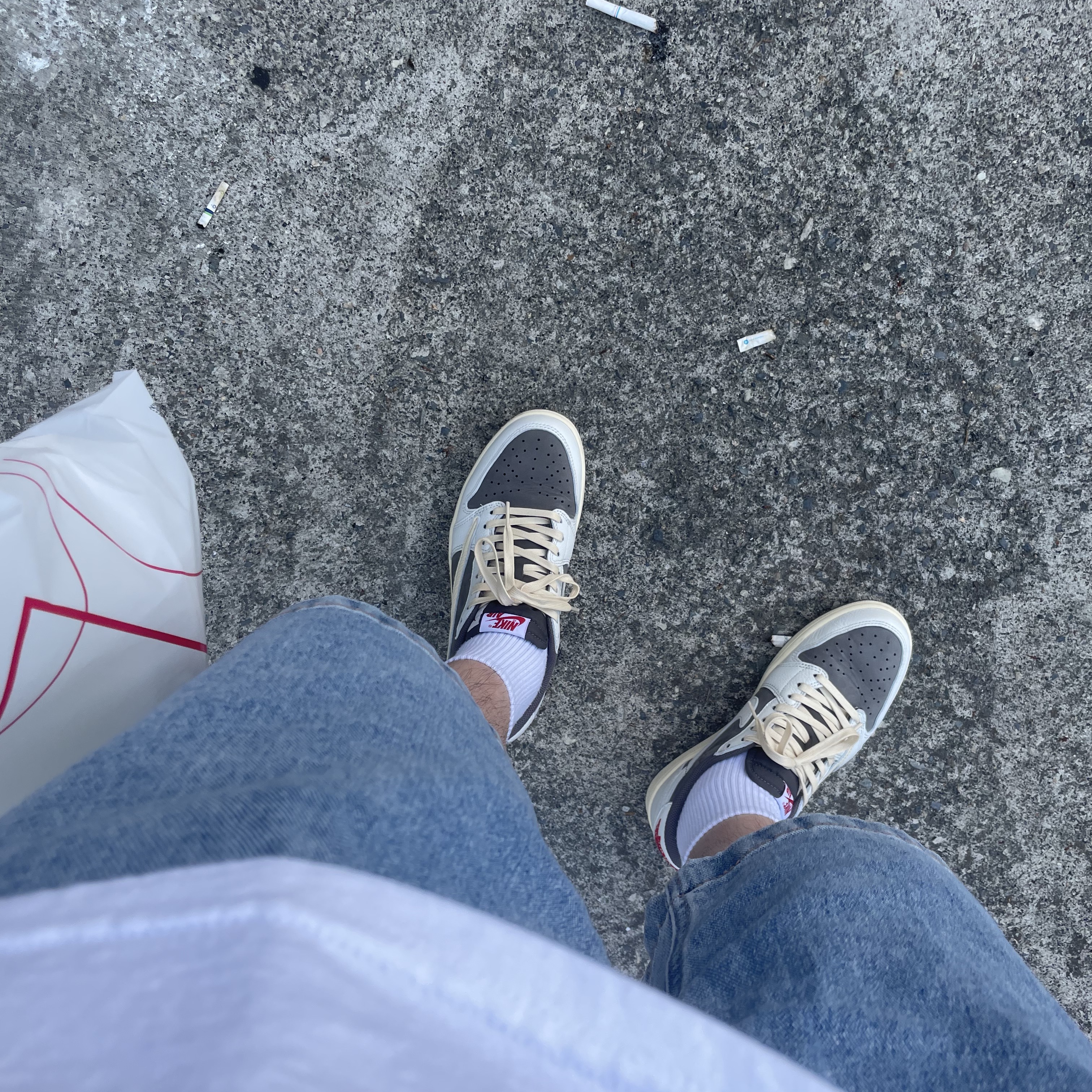 Jordan 1 x Travis Scott Retro Low OG SP Sail and Ridgerock 착용 스타일 - 1