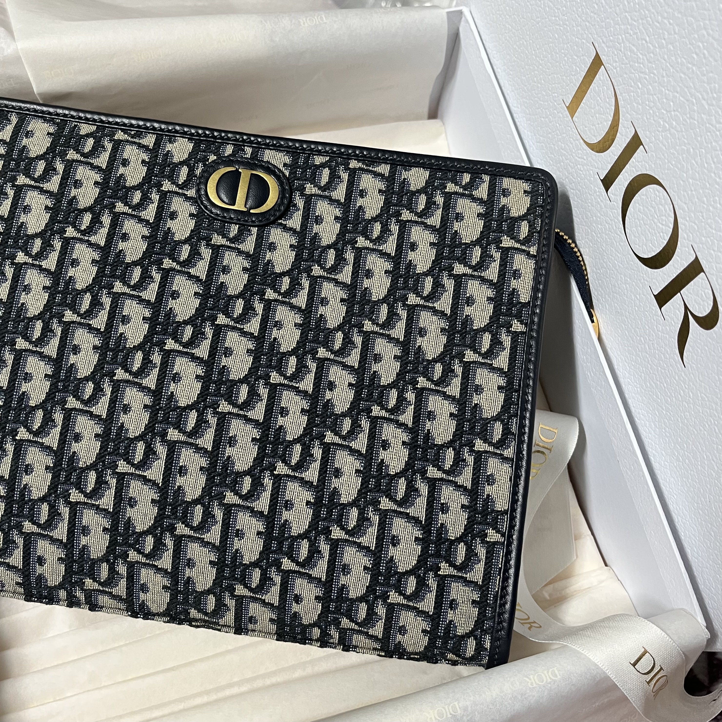 Dior 30 Montaigne Pouch Blue Dior Oblique Jacquard 착용 스타일
