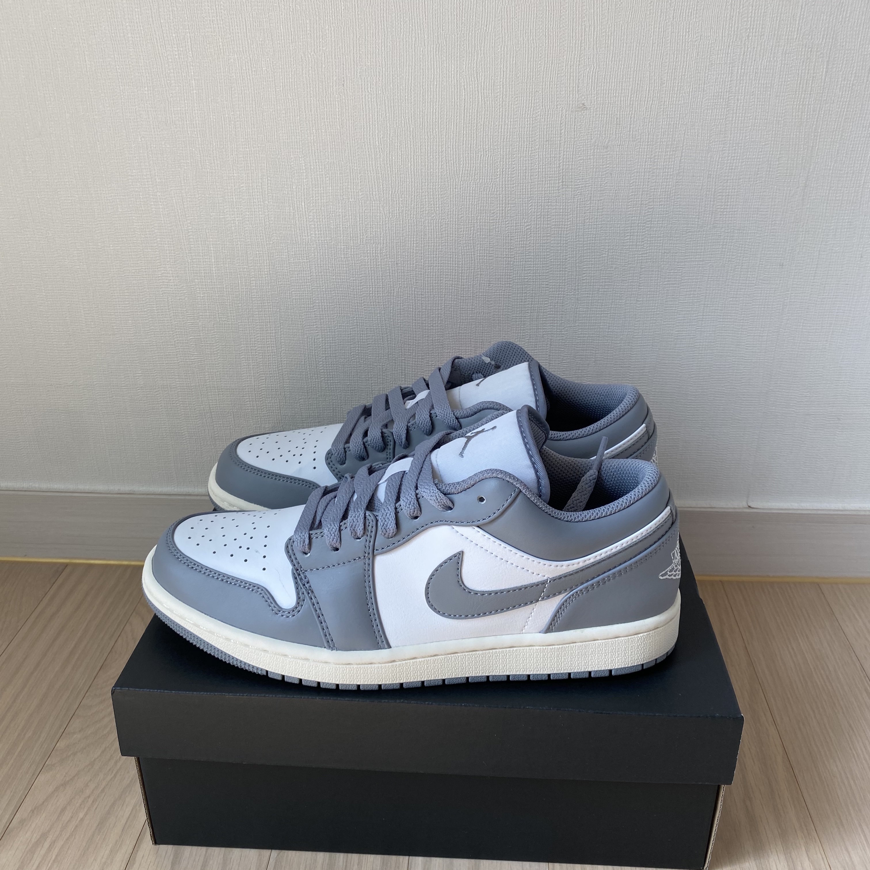 Jordan 1 Low Stealth and White 착용 스타일 - 2