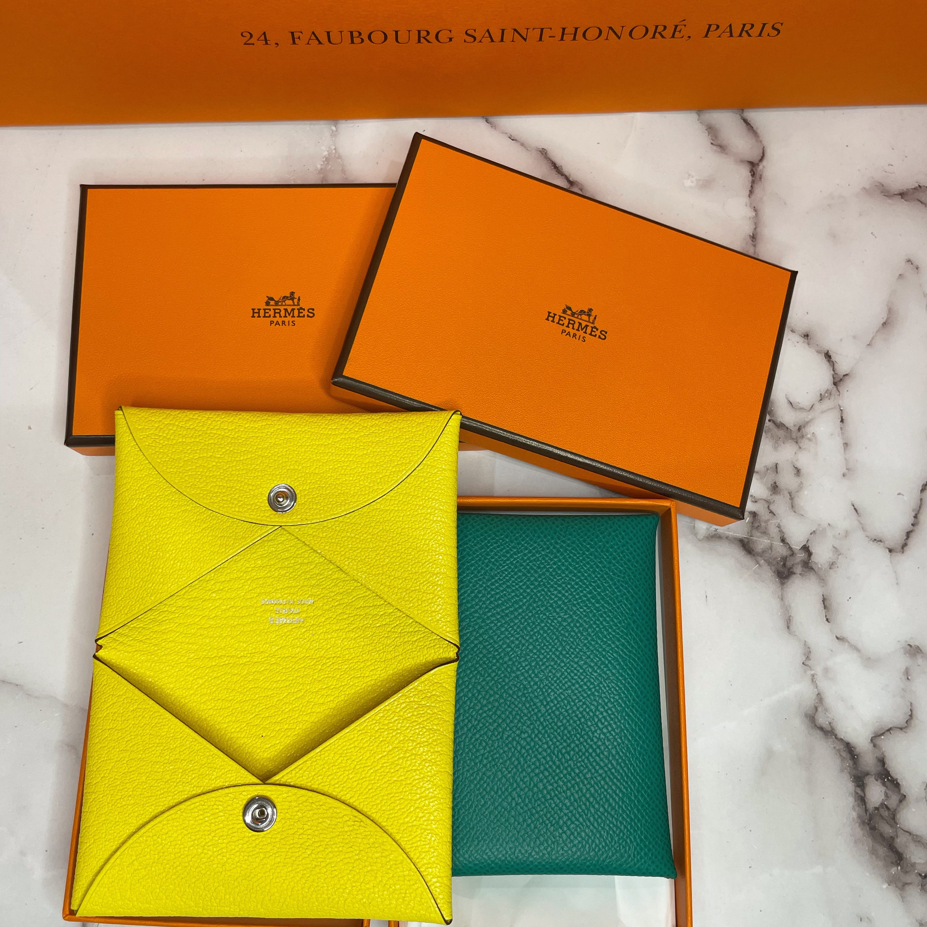 Hermes Calvi Verso Card Holder Goatskin & Palladium Quebracho Mauve Sylvestre 착용 스타일