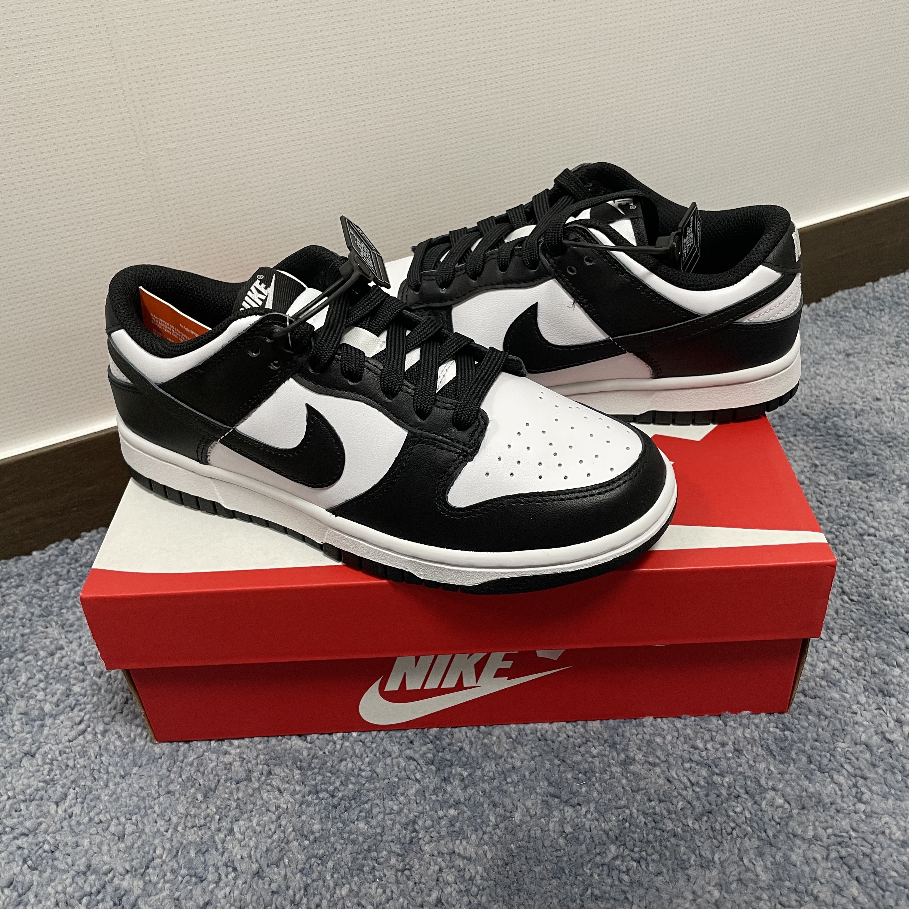 (W) Nike Dunk Low Black 착용 스타일 - 1