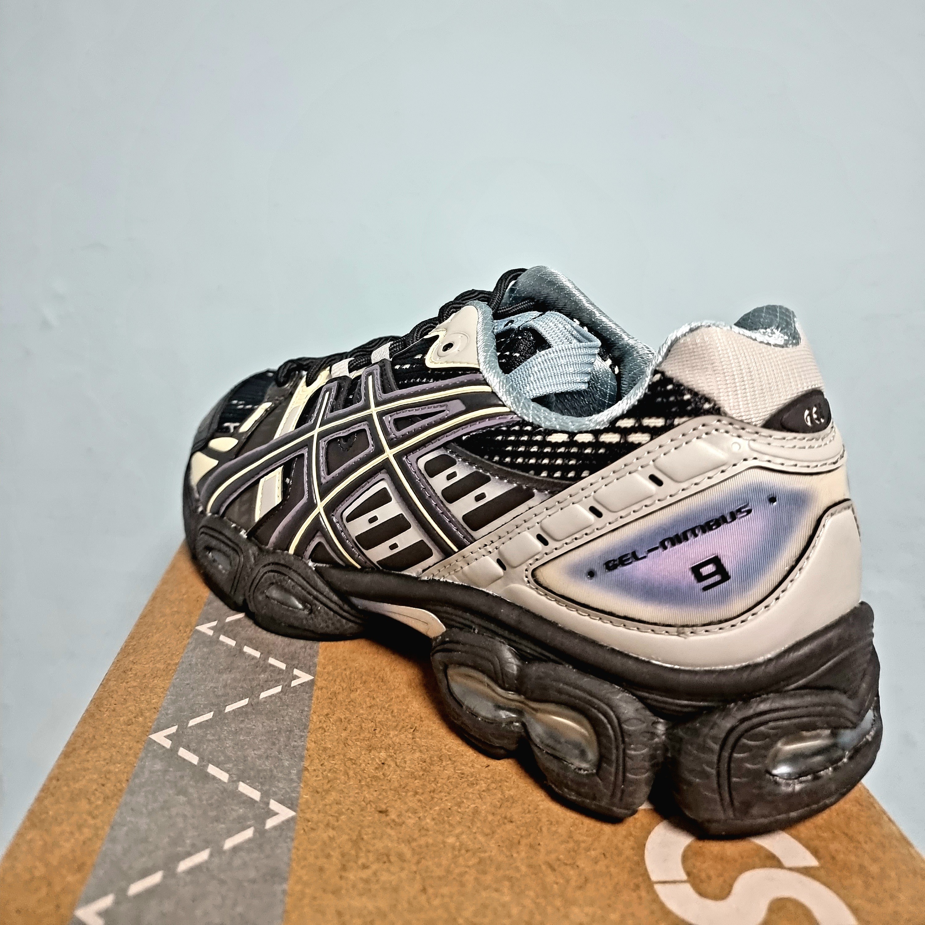 Asics UB5-S Gel-Nimbus 9 Black Gunmetal 착용 스타일 - 1