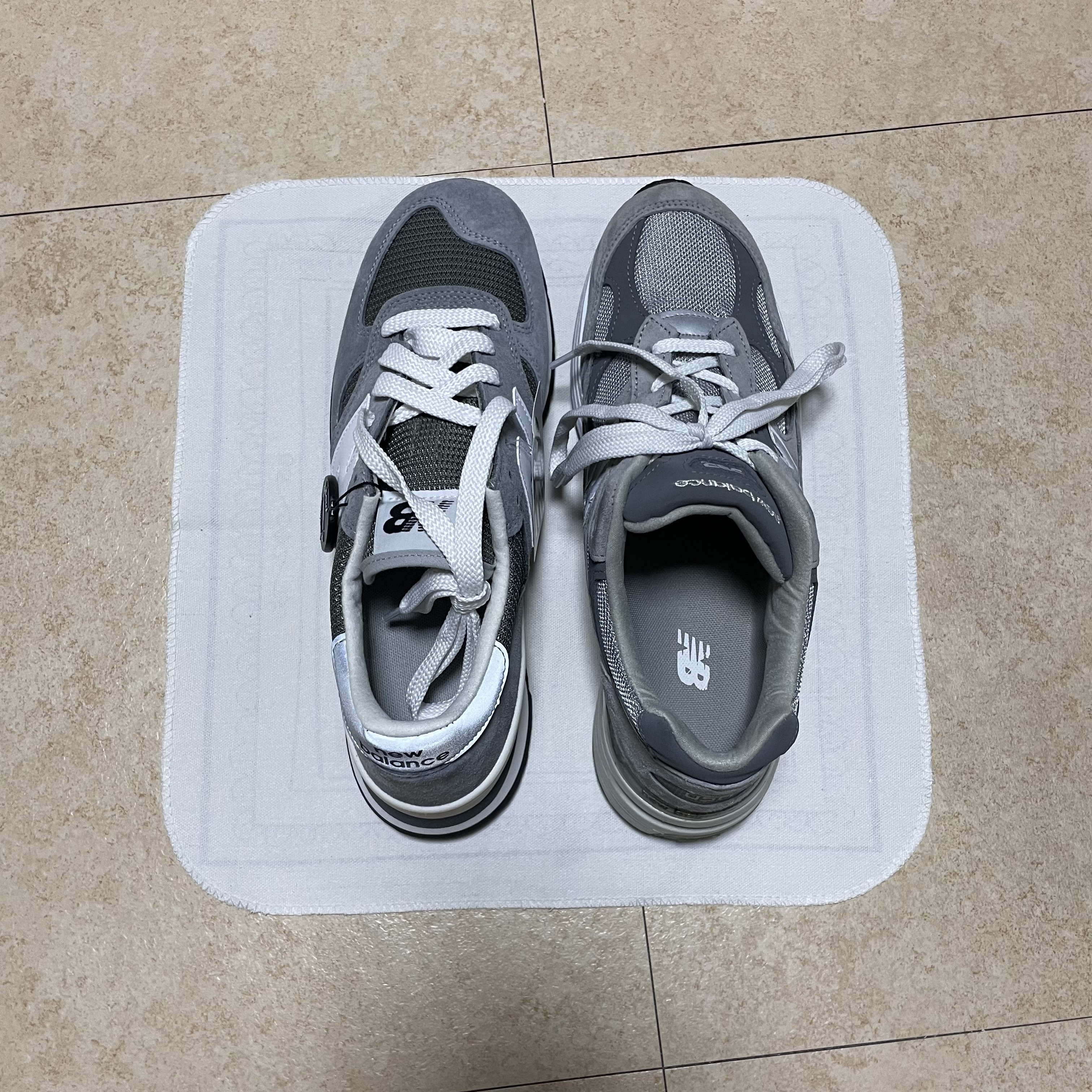 New Balance 990v1 Made in USA Grey White, New Balance 992 Made in USA Grey - D Standard 착용 스타일 - 2