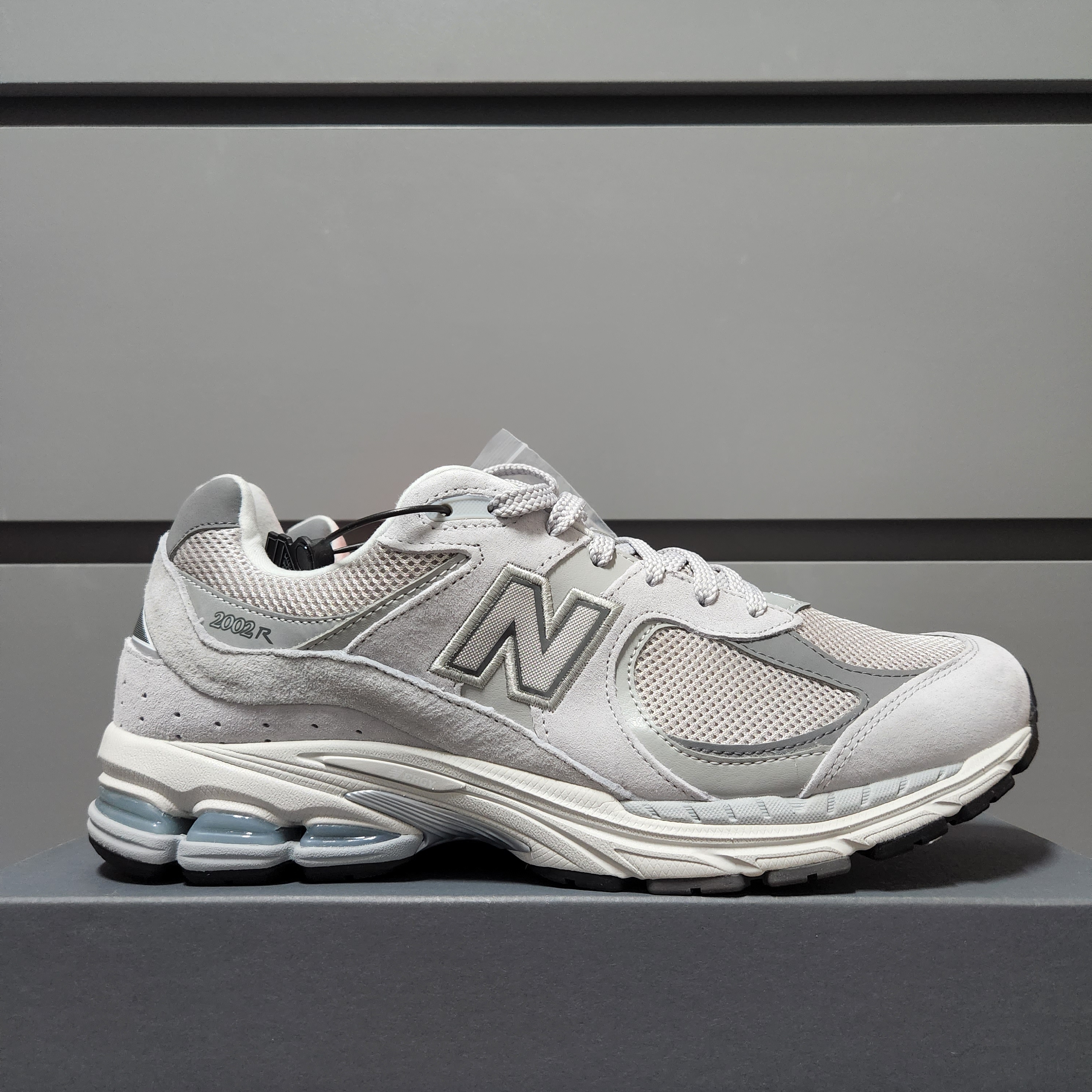 New Balance 2002R T2 Gray 착용 스타일 - 1