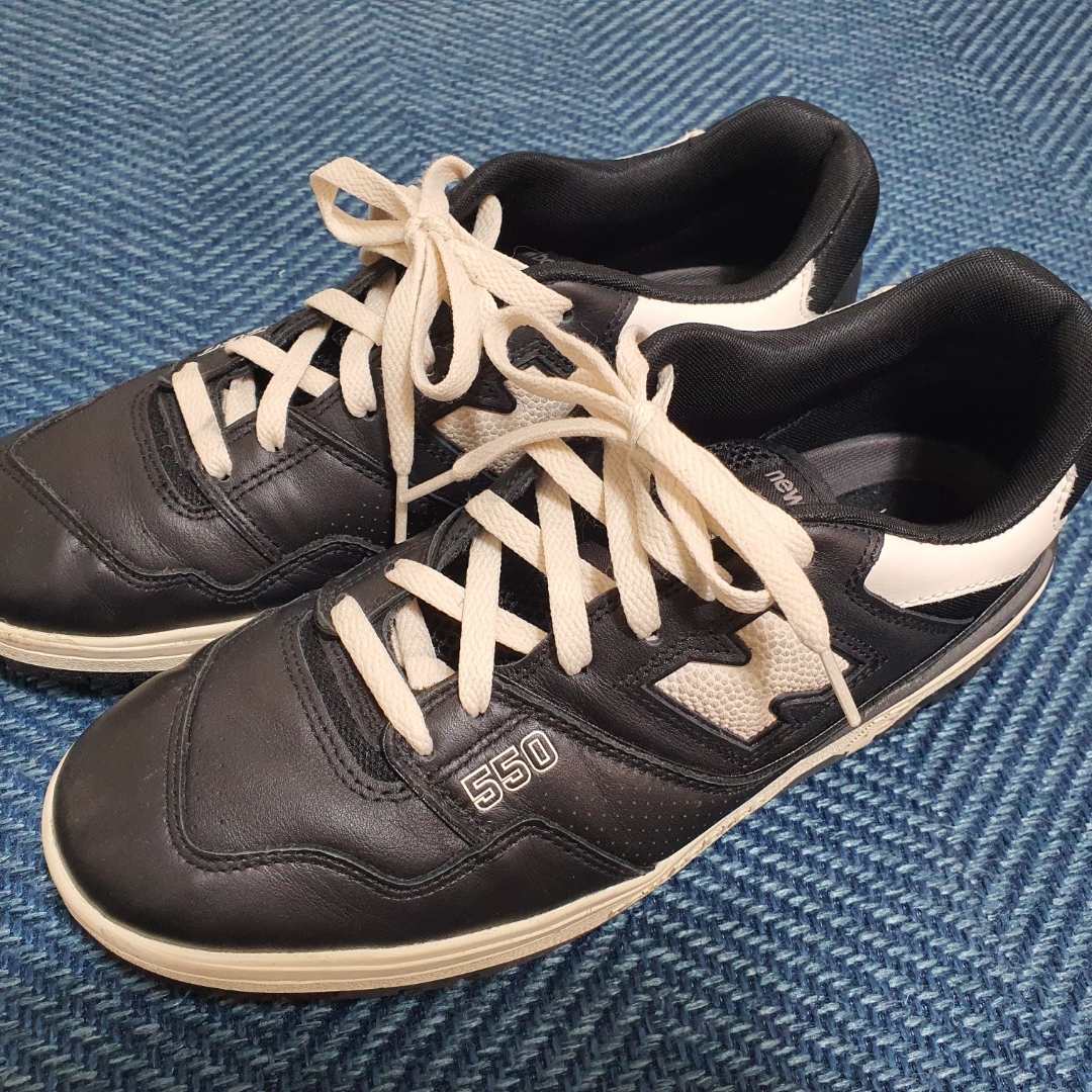 New Balance 550 Black Grey - 2E Wide 착용 스타일 - 1